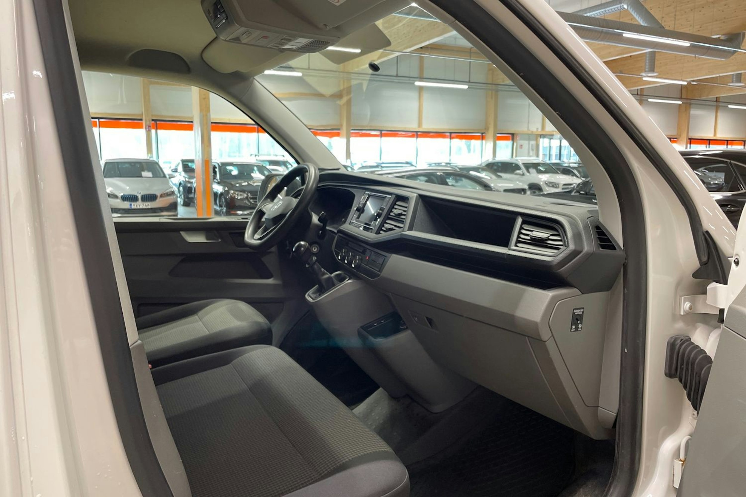 valkoinen Volkswagen Transporter 2021 kuva 25.