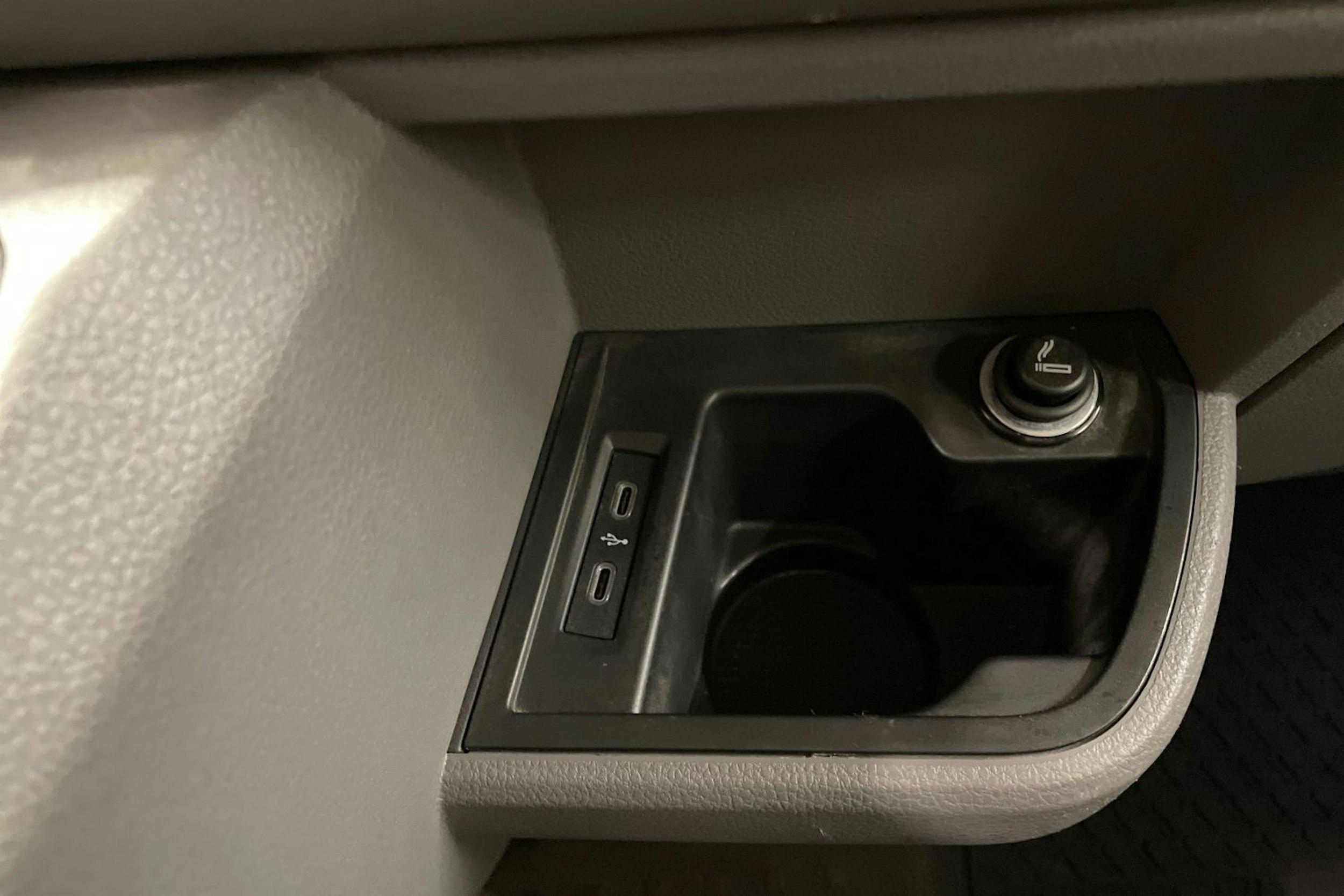 valkoinen Volkswagen Transporter 2021 kuva 38.