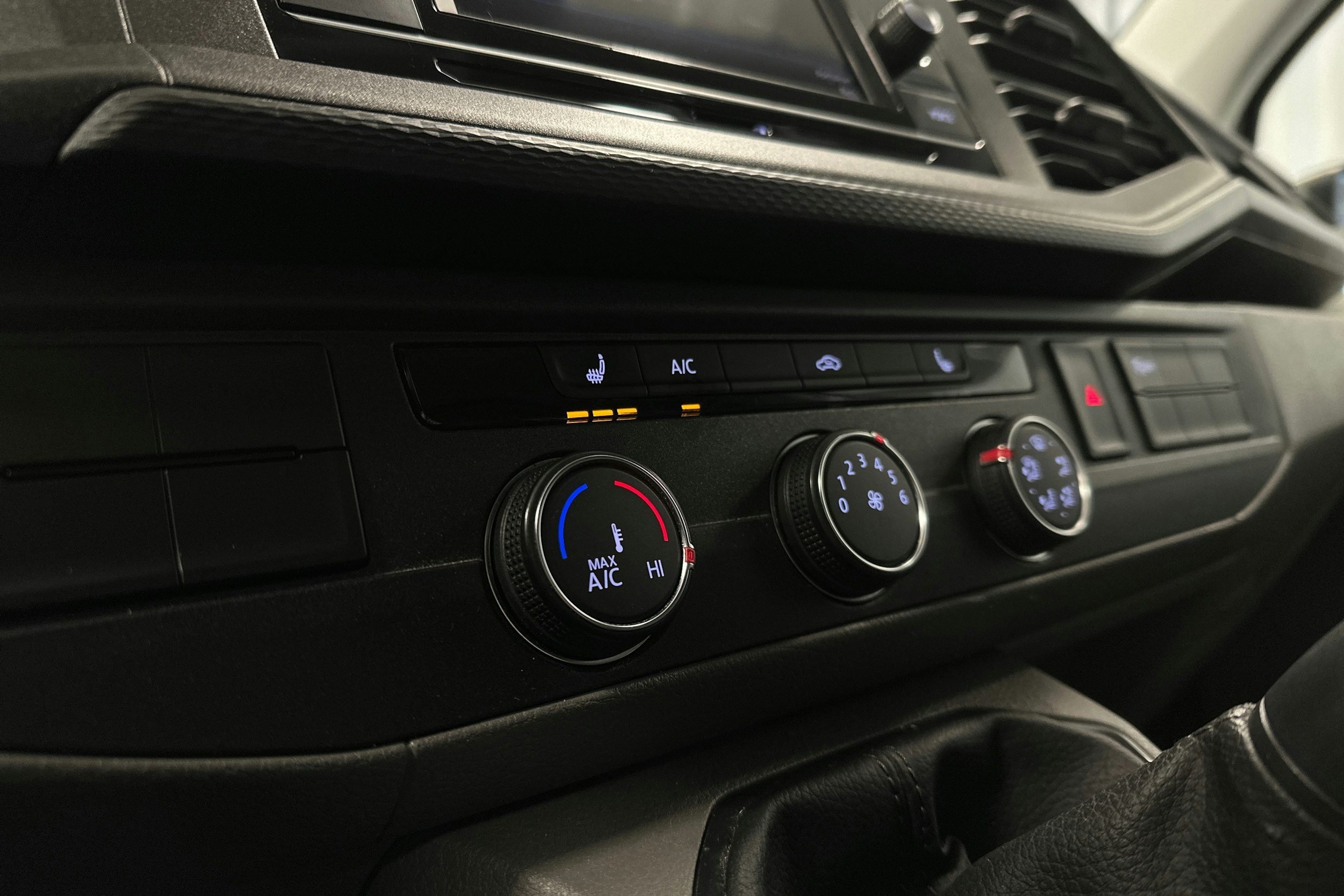 valkoinen Volkswagen Transporter 2021 kuva 17.