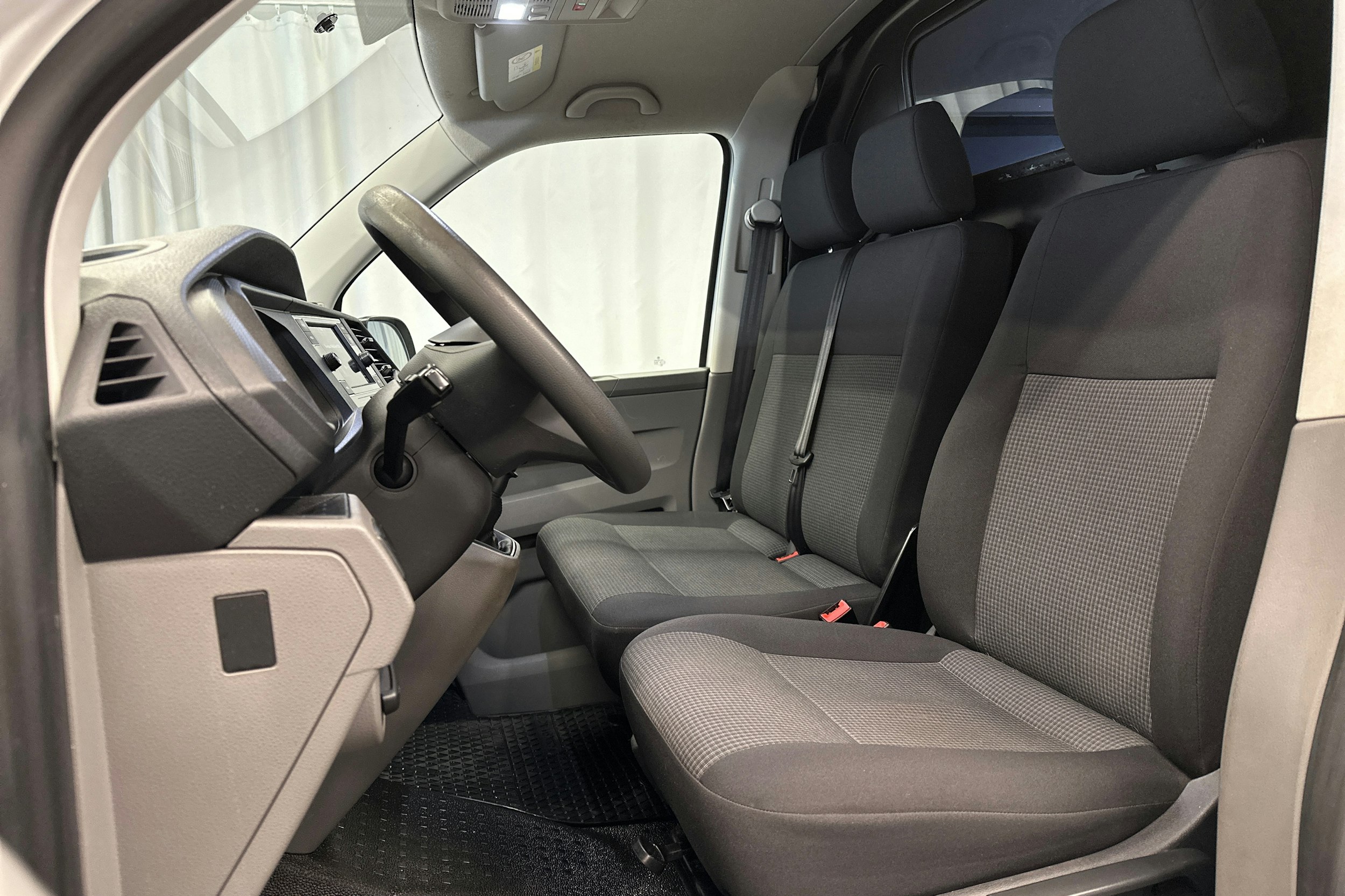 valkoinen Volkswagen Transporter 2021 kuva 19.