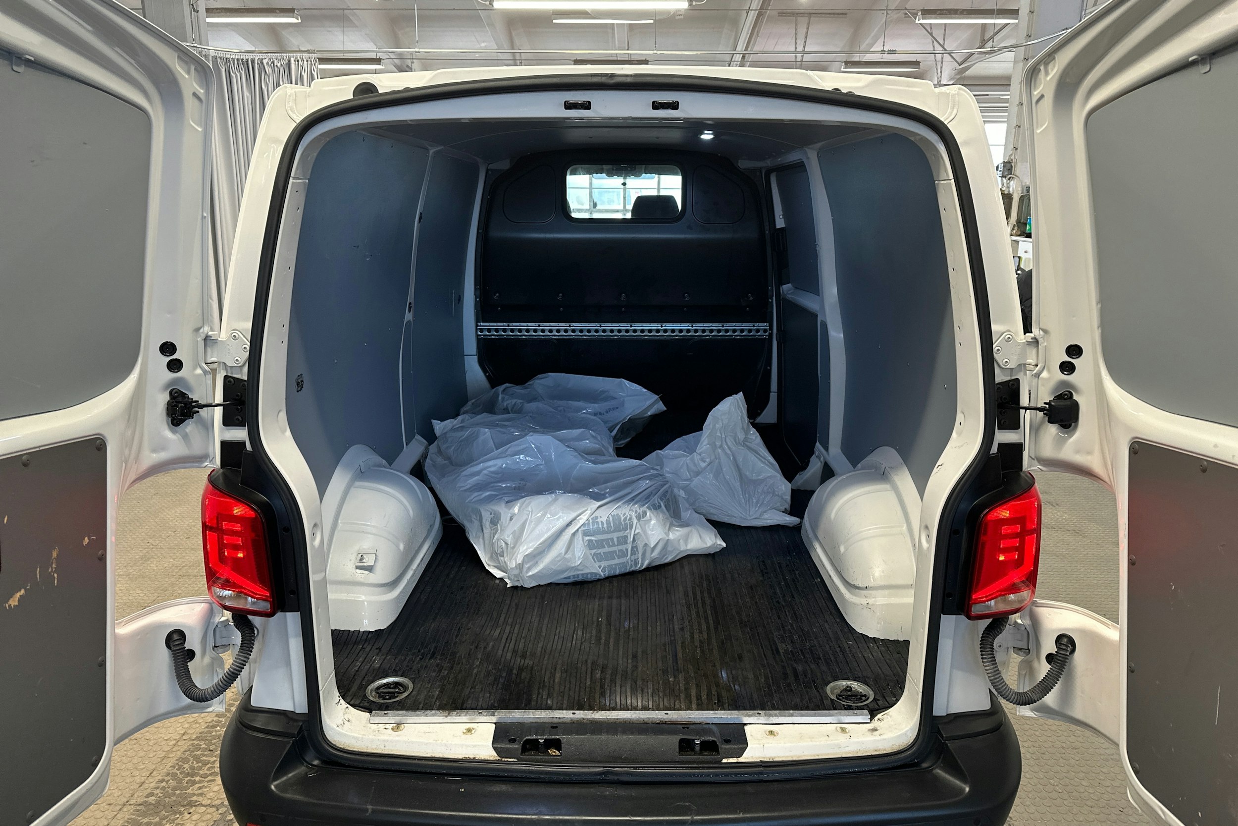 valkoinen Volkswagen Transporter 2021 kuva 20.