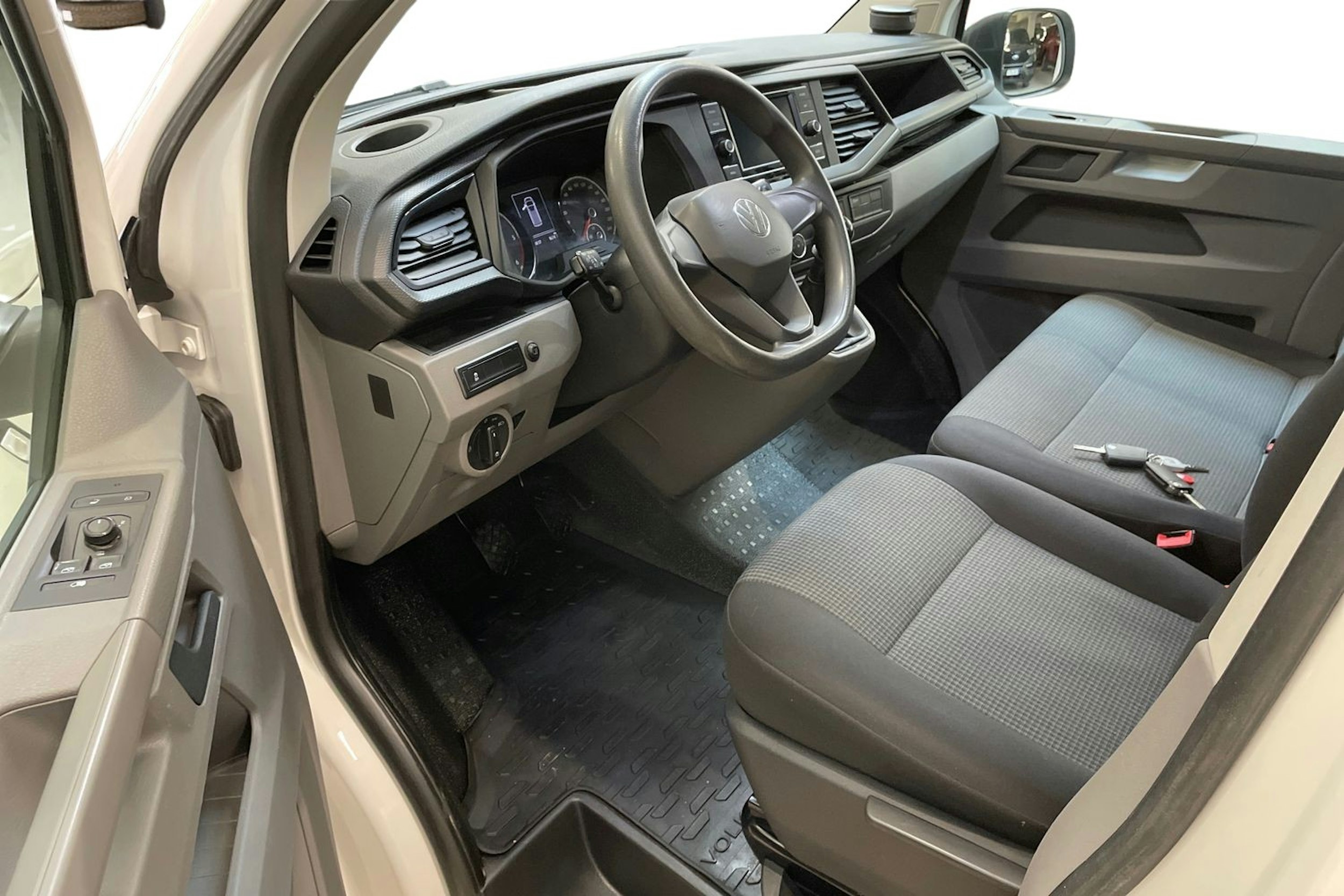 valkoinen Volkswagen Transporter 2021 kuva 7.