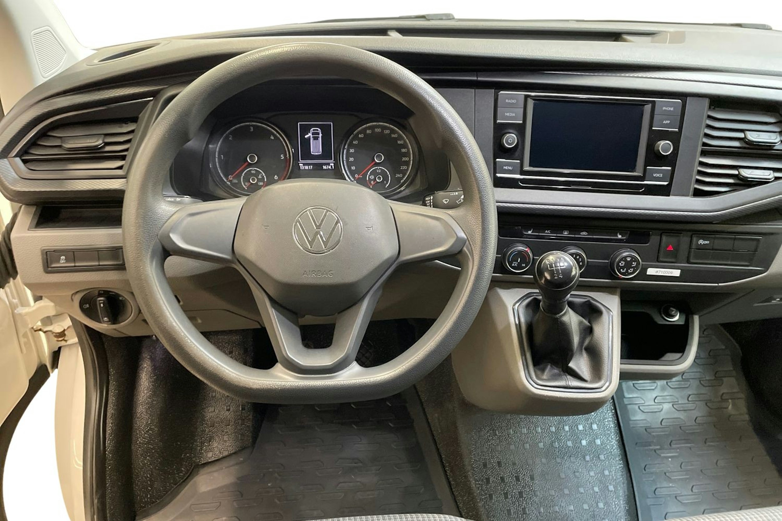valkoinen Volkswagen Transporter 2021 kuva 9.