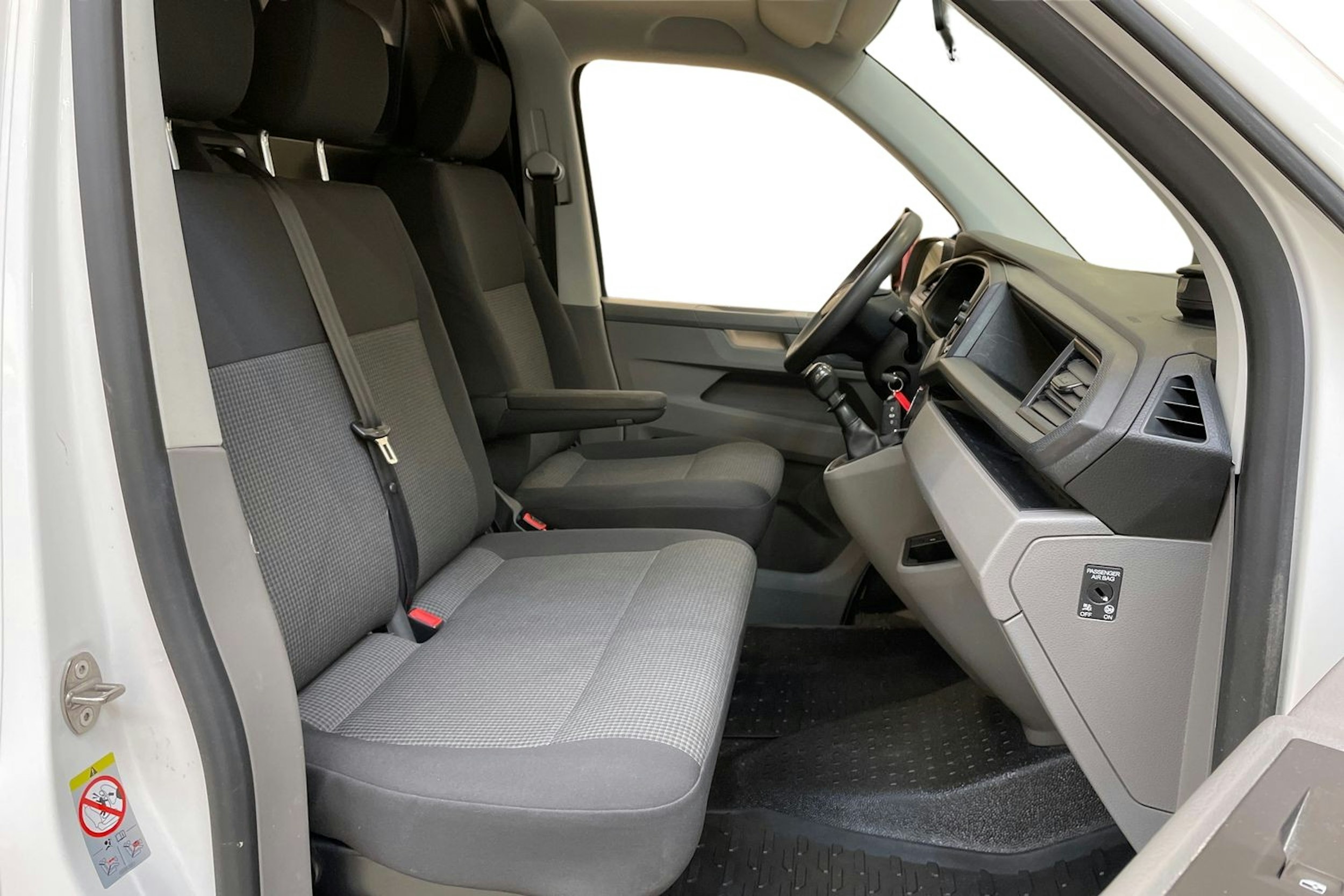 valkoinen Volkswagen Transporter 2021 kuva 10.