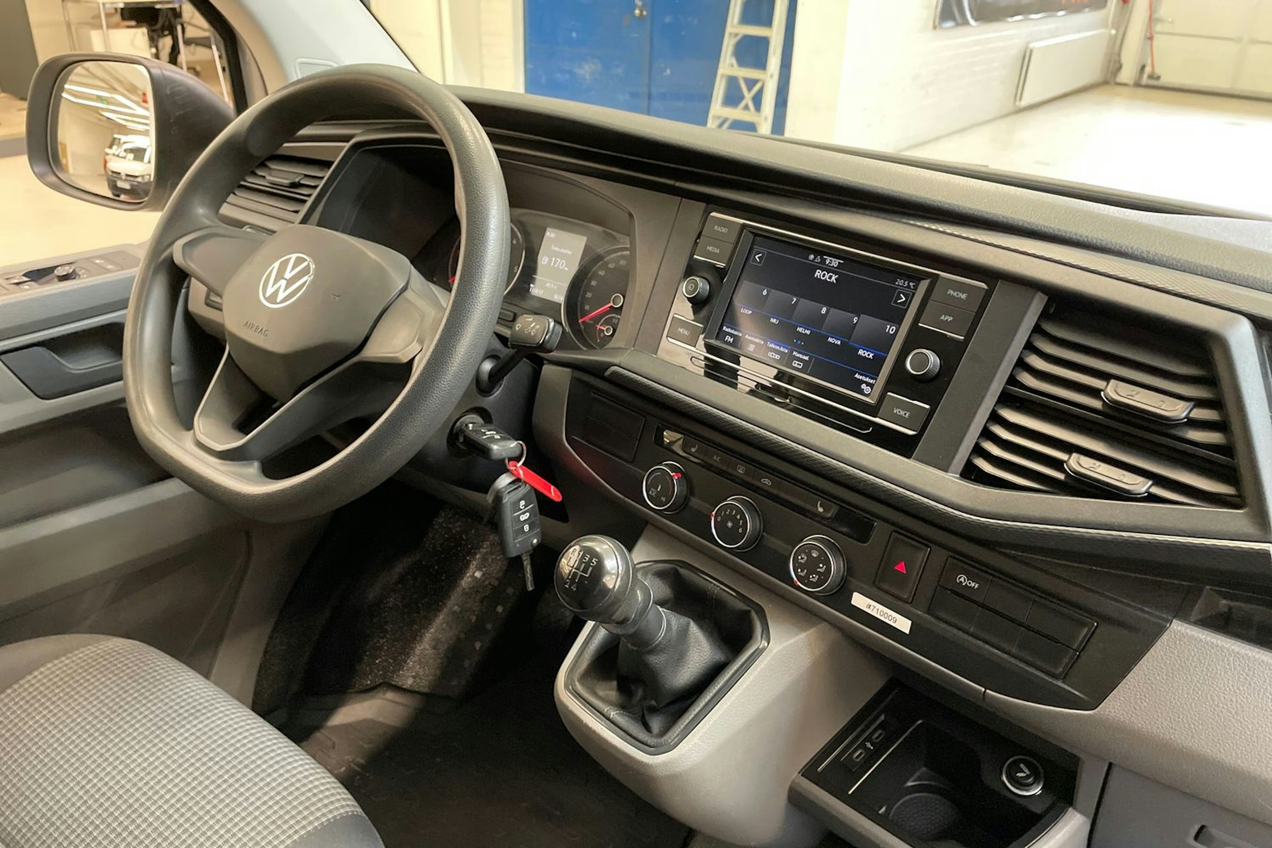 valkoinen Volkswagen Transporter 2021 kuva 13.