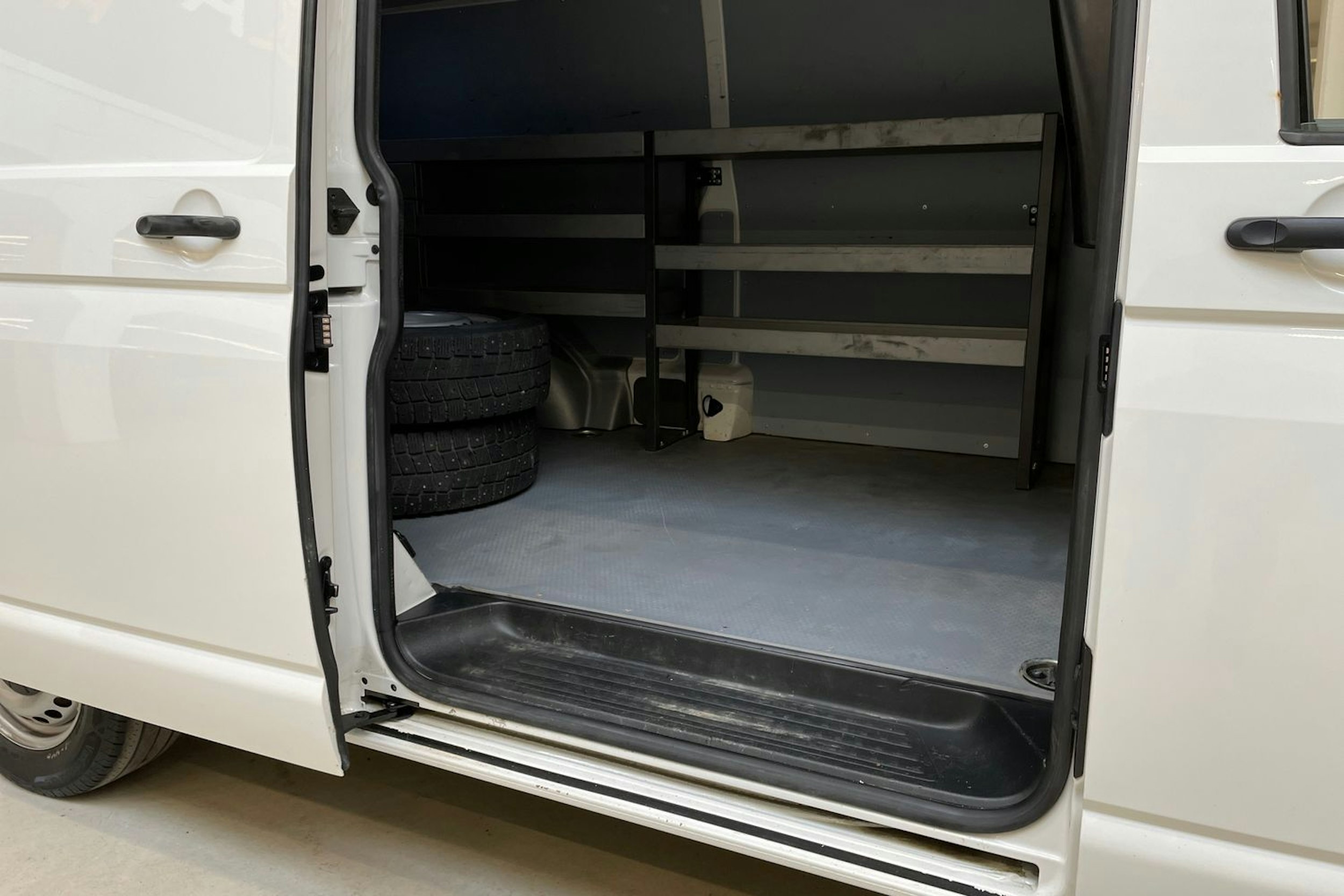 valkoinen Volkswagen Transporter 2021 kuva 15.