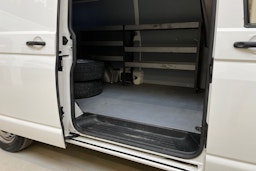 valkoinen Volkswagen Transporter 2021 kuva 15.