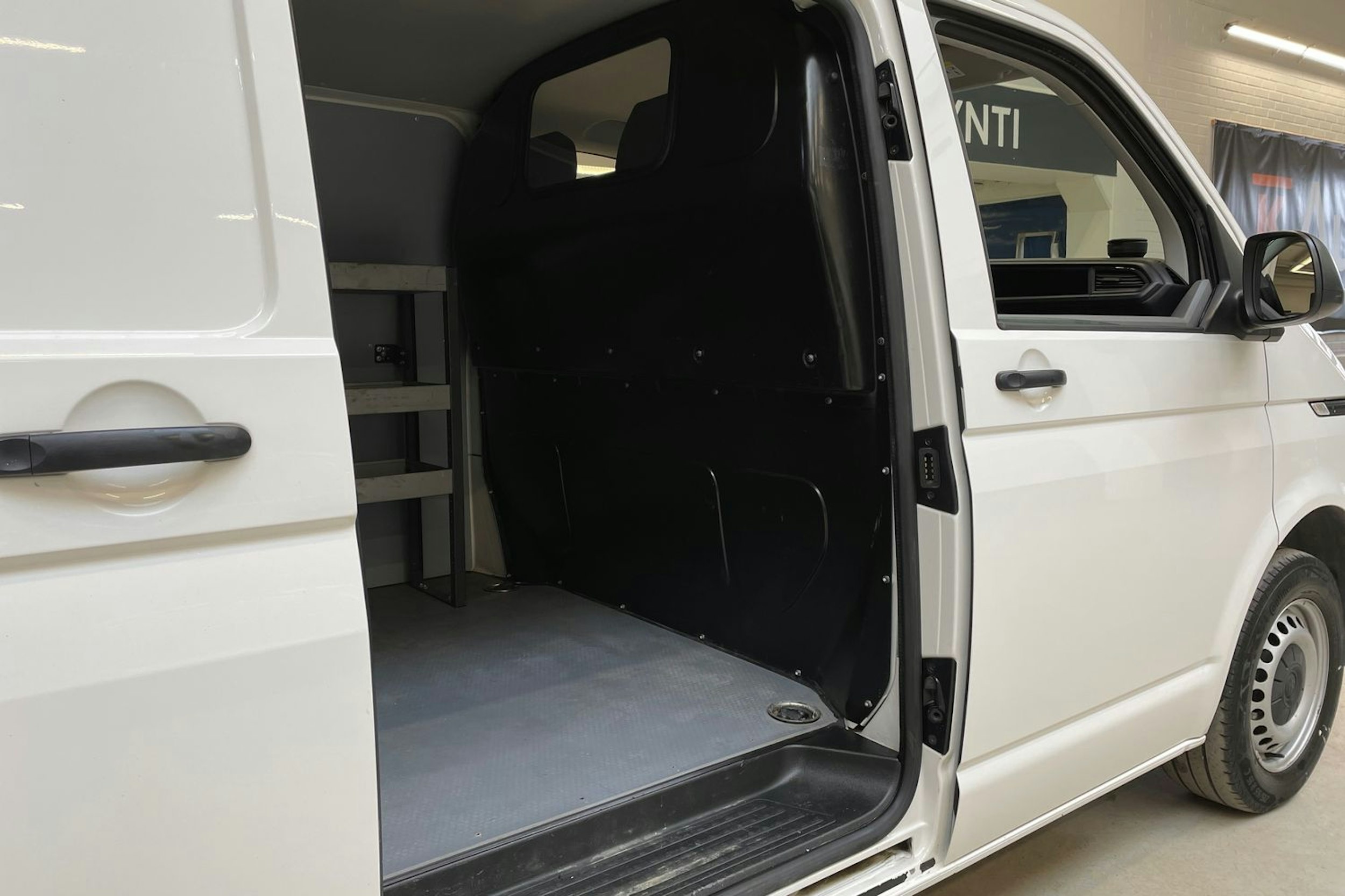 valkoinen Volkswagen Transporter 2021 kuva 16.