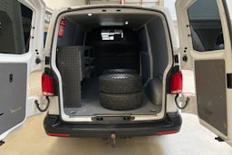 valkoinen Volkswagen Transporter 2021 kuva 17.