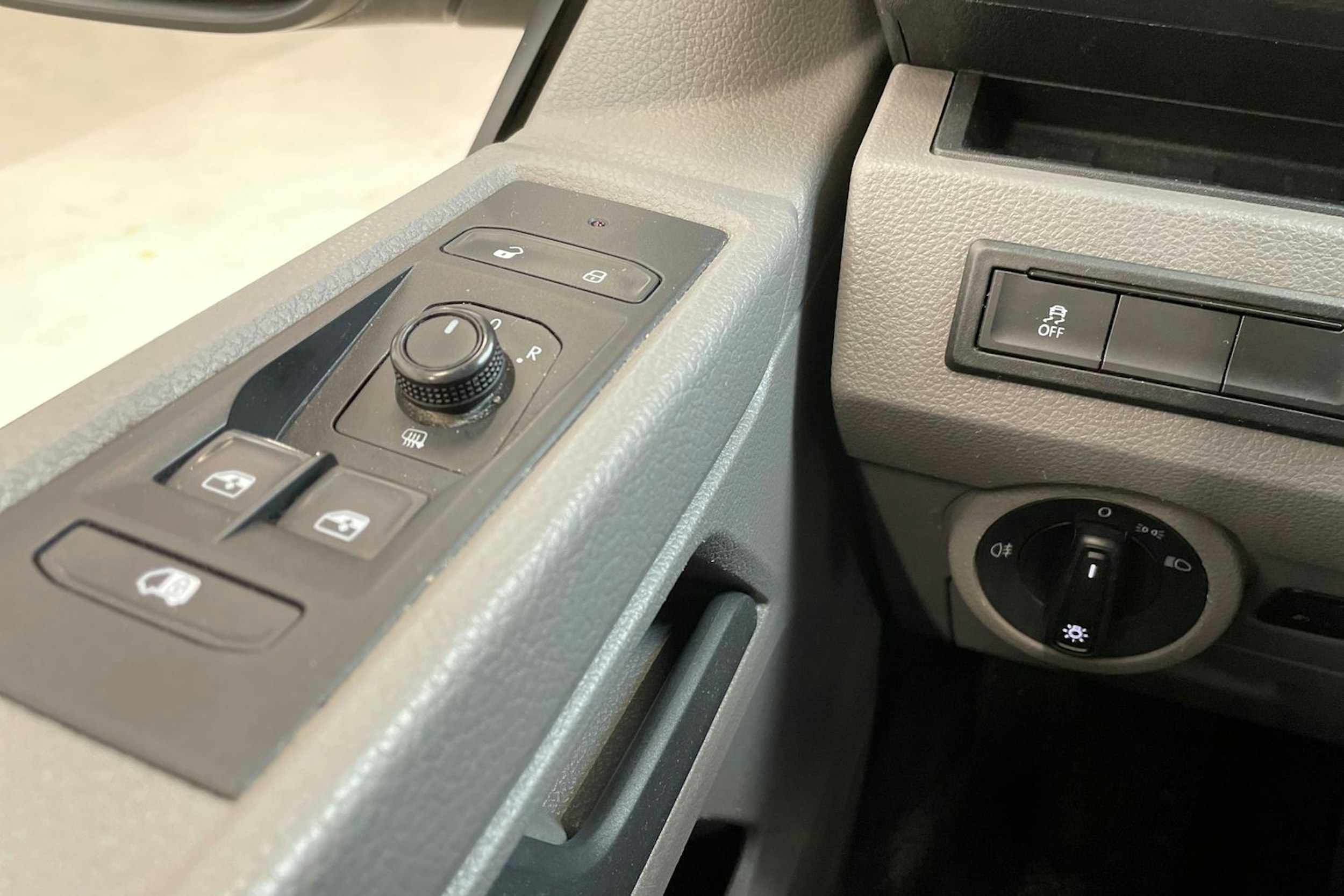 valkoinen Volkswagen Transporter 2021 kuva 20.
