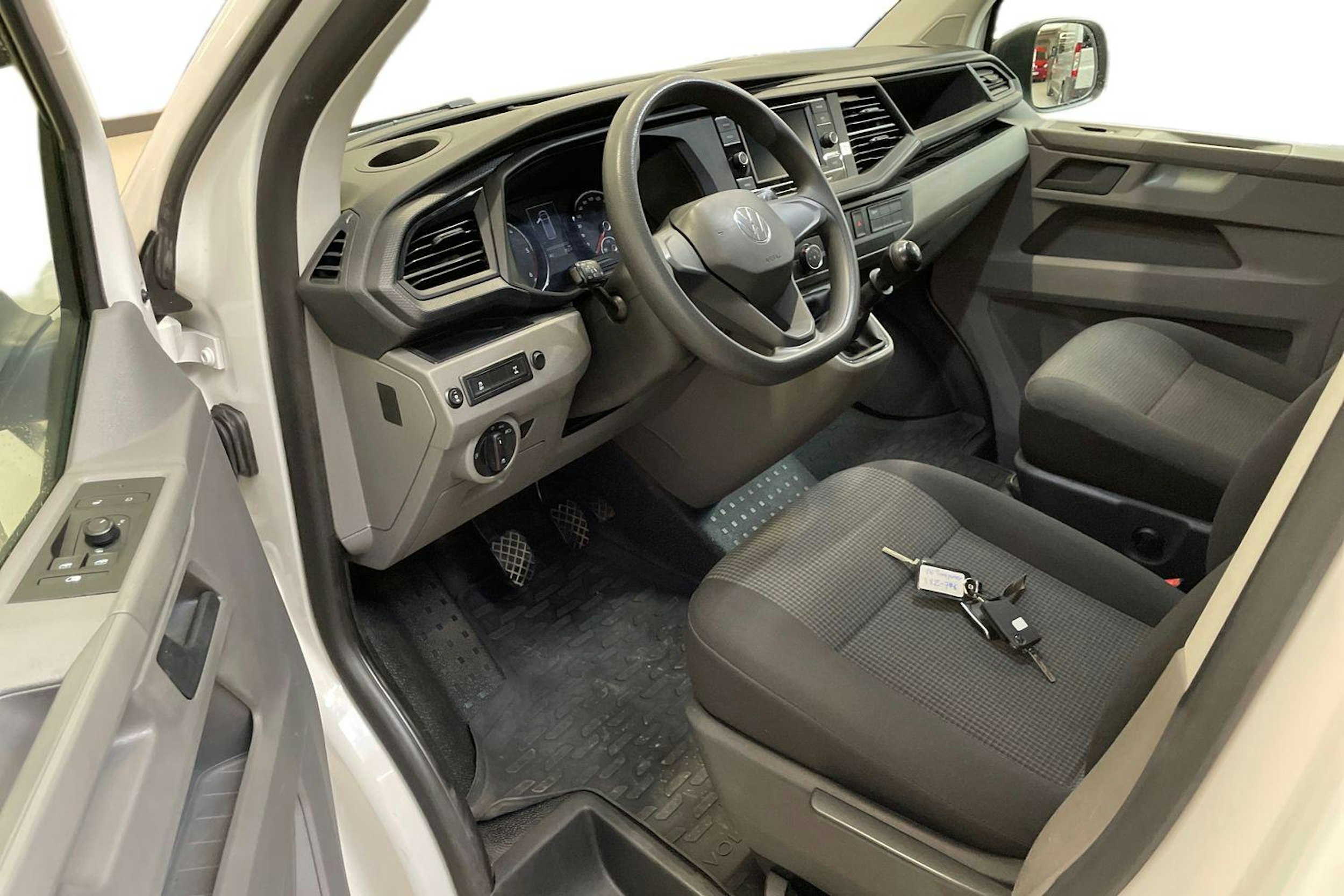 valkoinen Volkswagen Transporter 2021 kuva 7.