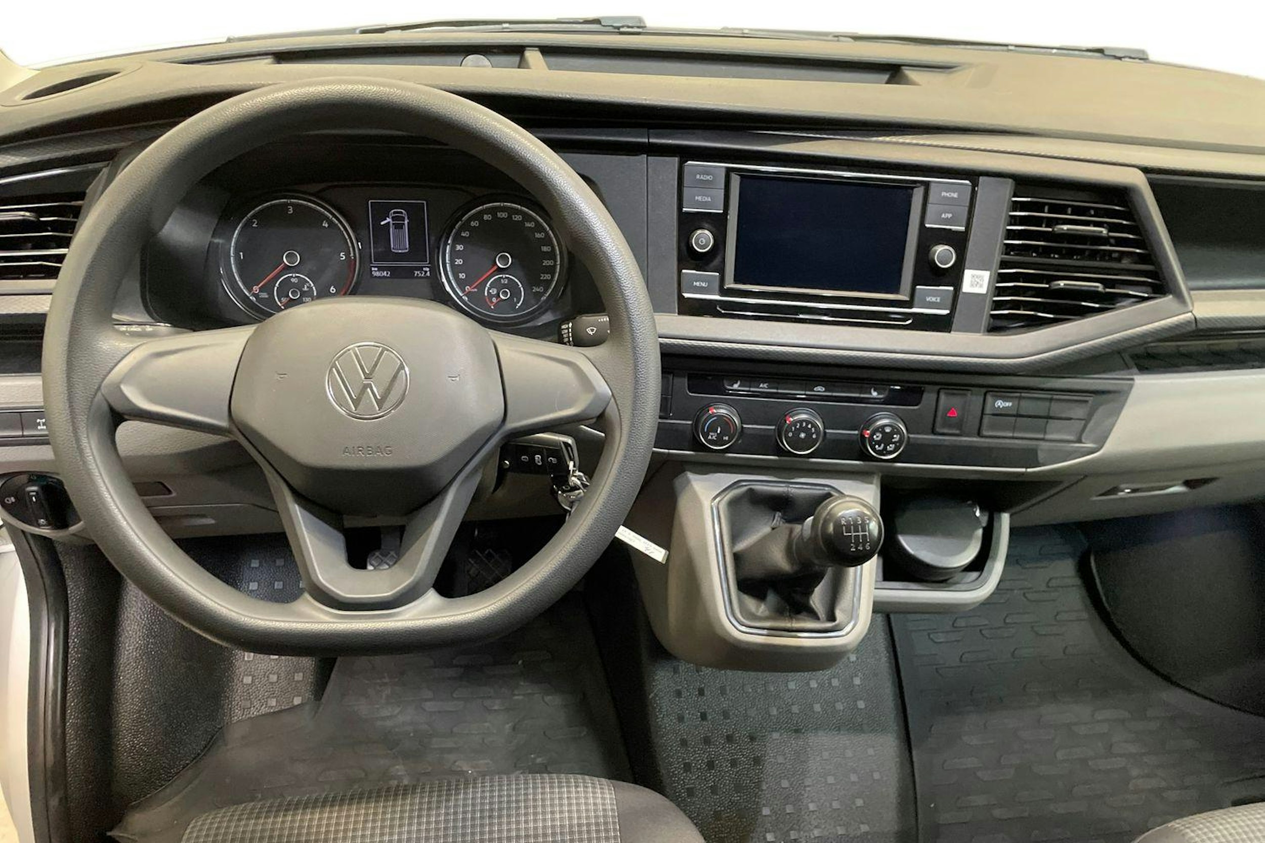 valkoinen Volkswagen Transporter 2021 kuva 9.