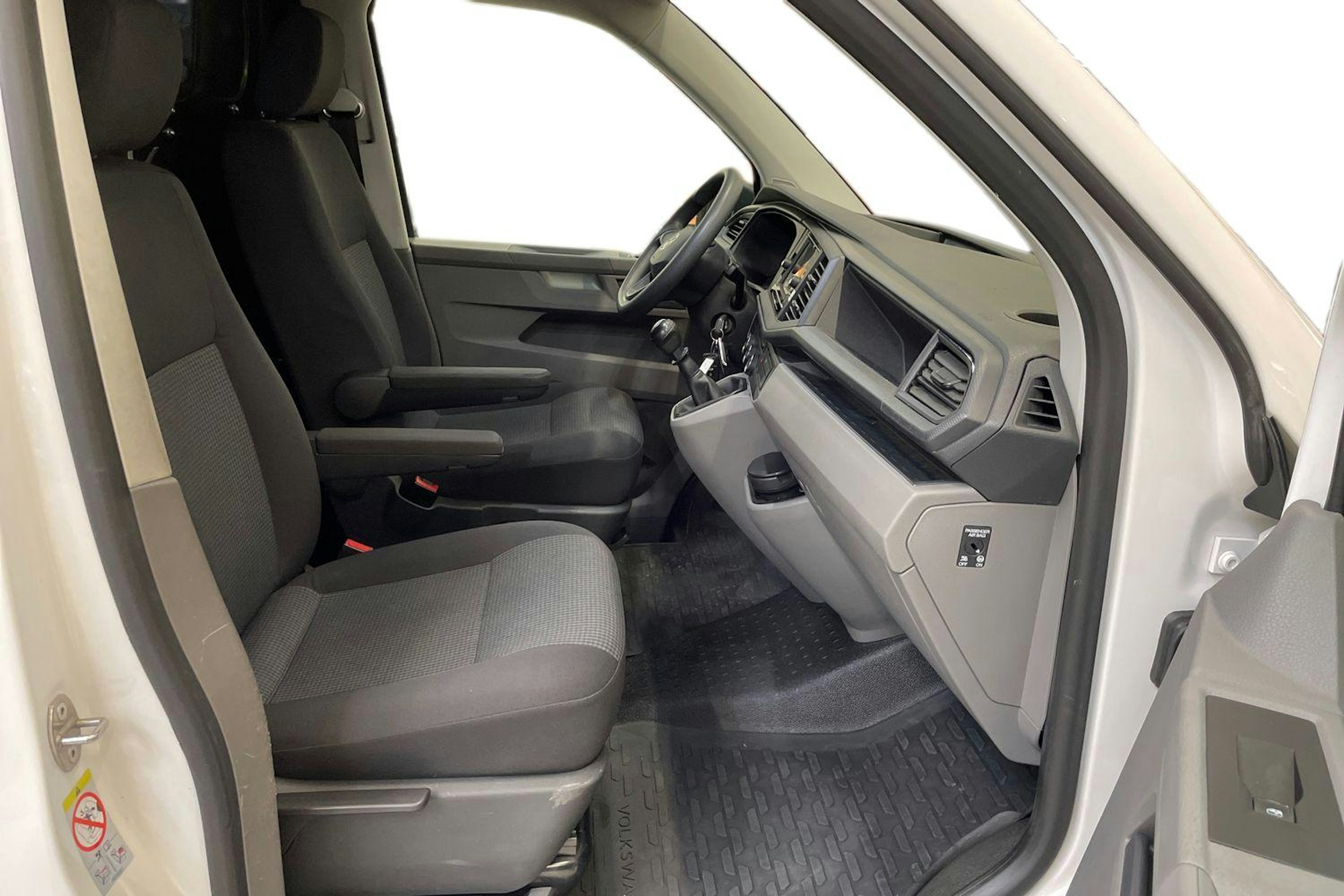 valkoinen Volkswagen Transporter 2021 kuva 10.