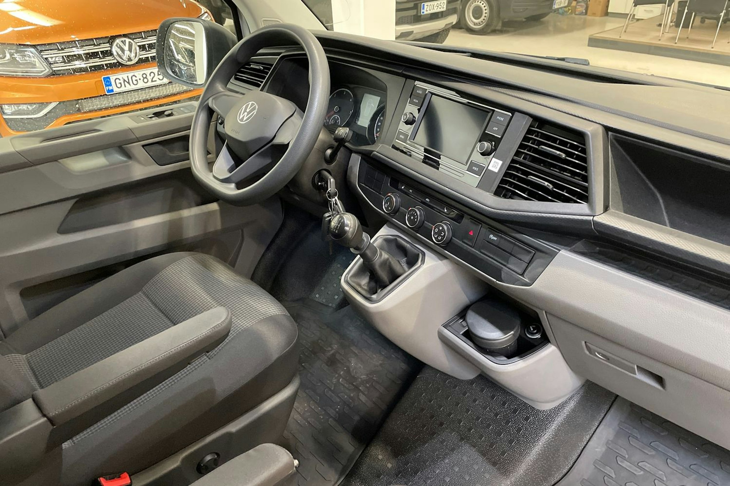 valkoinen Volkswagen Transporter 2021 kuva 13.