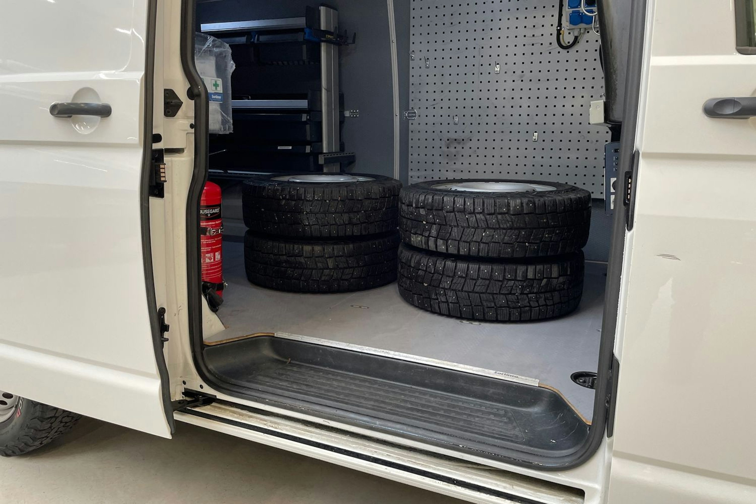 valkoinen Volkswagen Transporter 2021 kuva 14.