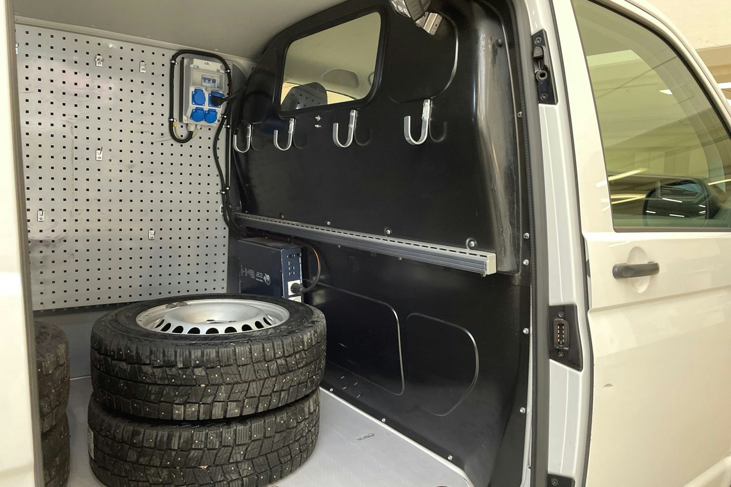 valkoinen Volkswagen Transporter 2021 kuva 15.