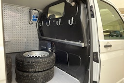 valkoinen Volkswagen Transporter 2021 kuva 15.