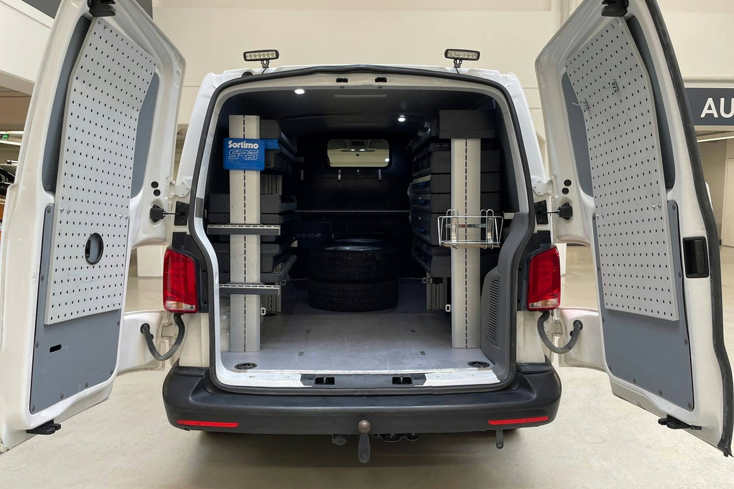valkoinen Volkswagen Transporter 2021 kuva 18.