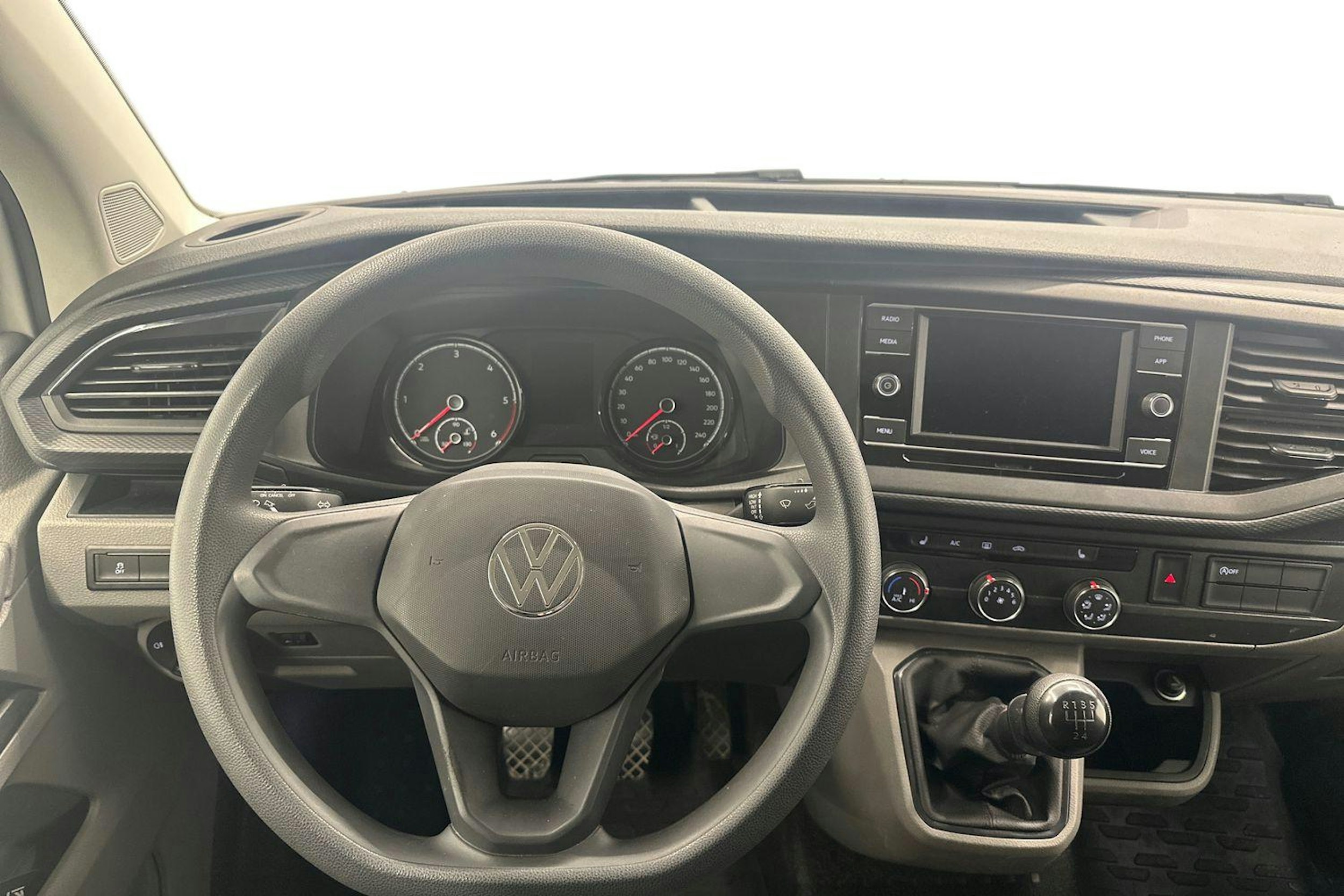 valkoinen Volkswagen Transporter 2021 kuva 9.