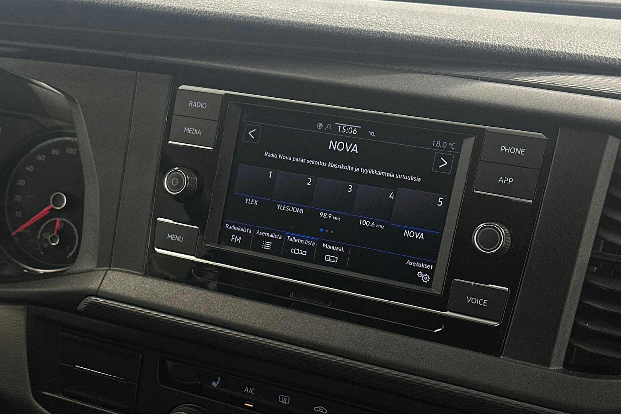 valkoinen Volkswagen Transporter 2021 kuva 16.