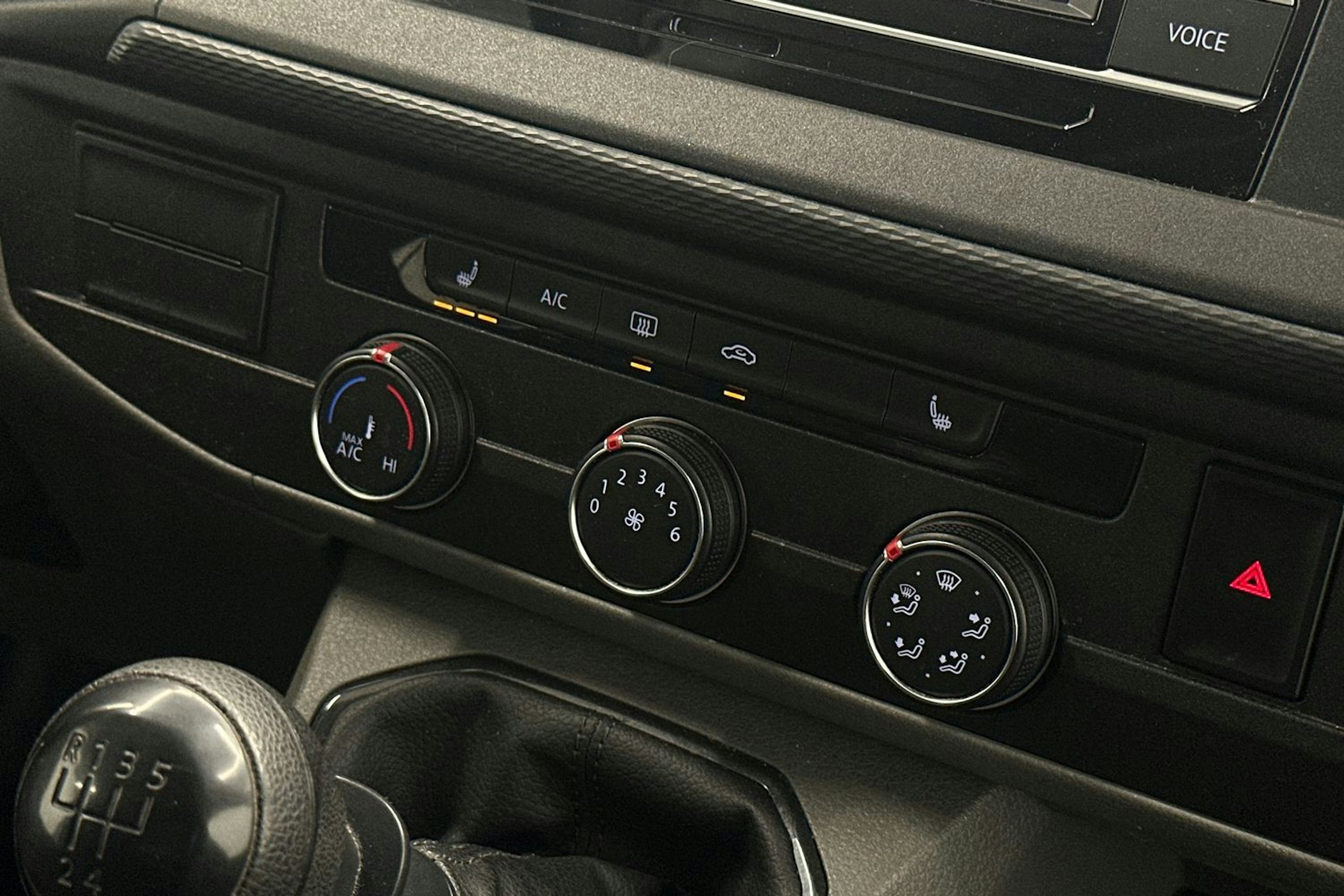 valkoinen Volkswagen Transporter 2021 kuva 17.