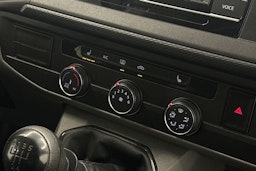 valkoinen Volkswagen Transporter 2021 kuva 17.