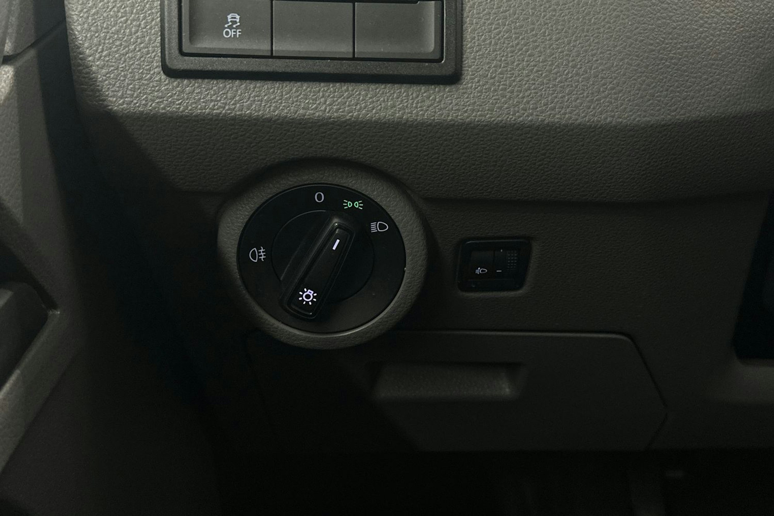 valkoinen Volkswagen Transporter 2021 kuva 19.