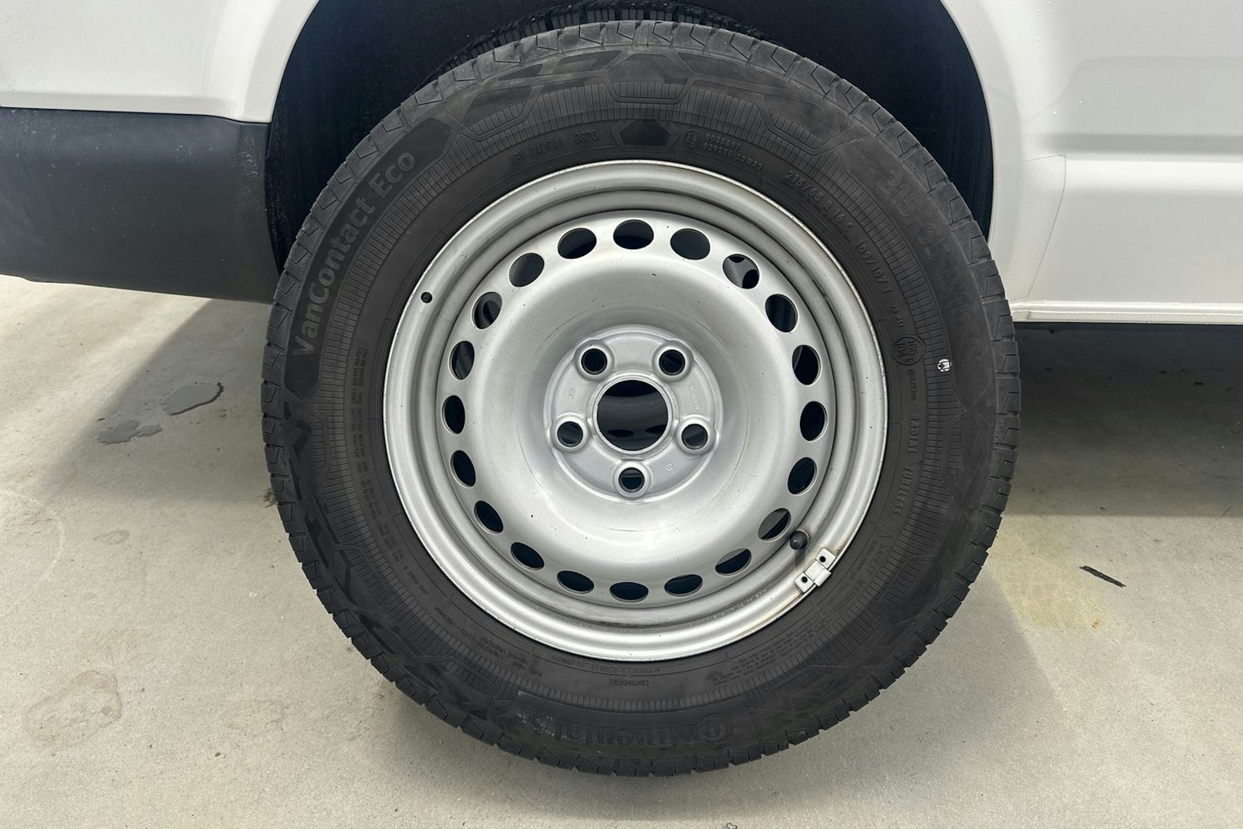 valkoinen Volkswagen Transporter 2021 kuva 21.