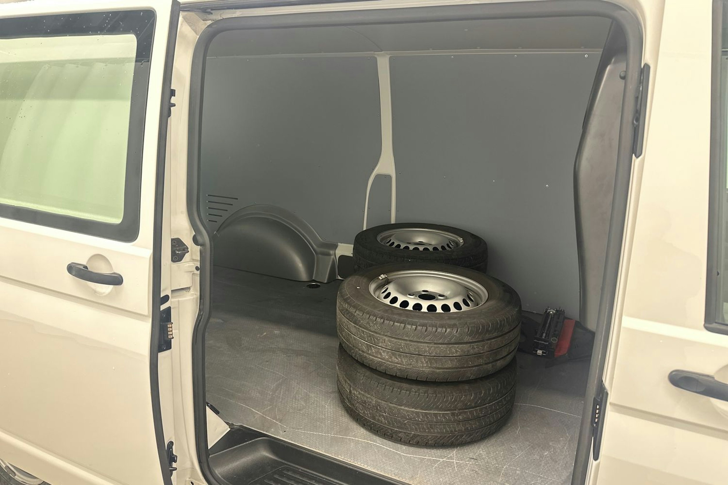 valkoinen Volkswagen Transporter 2021 kuva 22.