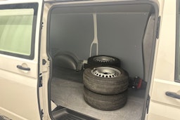 valkoinen Volkswagen Transporter 2021 kuva 22.