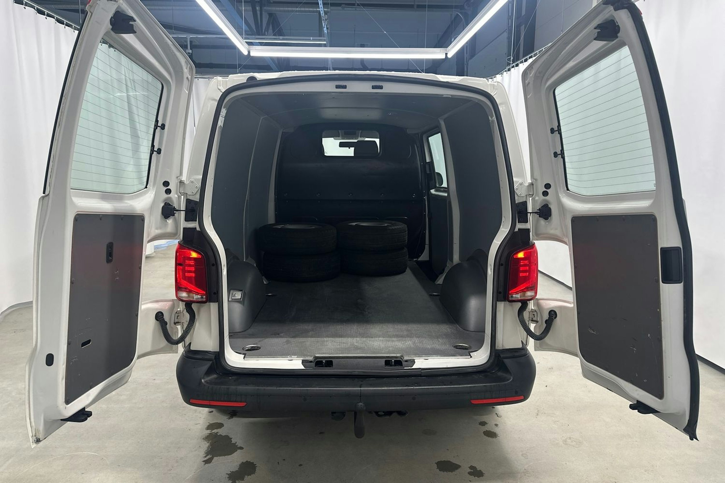 valkoinen Volkswagen Transporter 2021 kuva 23.