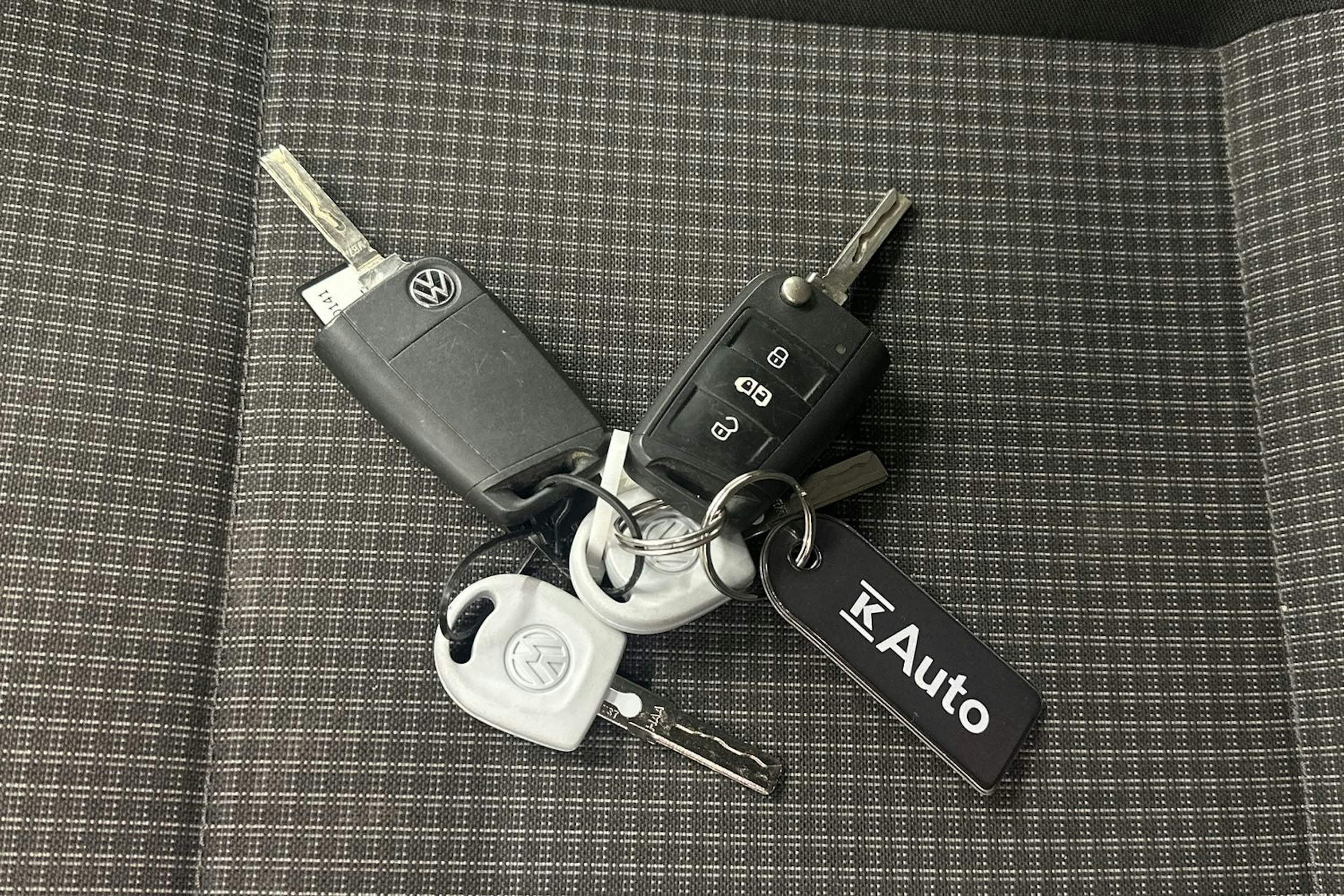 valkoinen Volkswagen Transporter 2021 kuva 24.