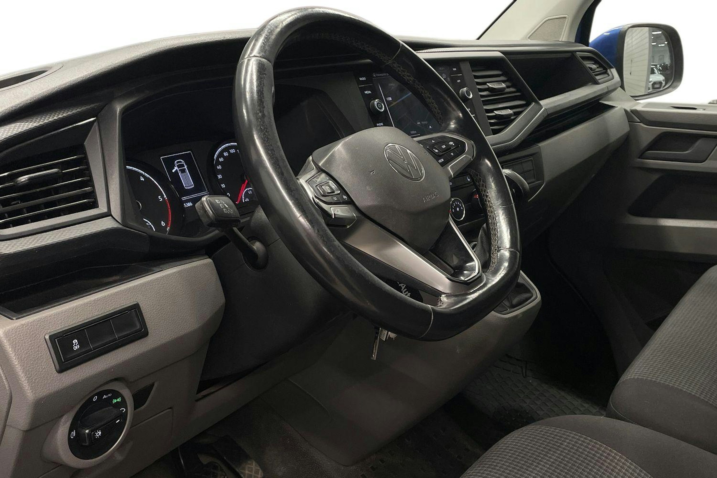 Sininen Volkswagen TRANSPORTER 2021 kuva 7.