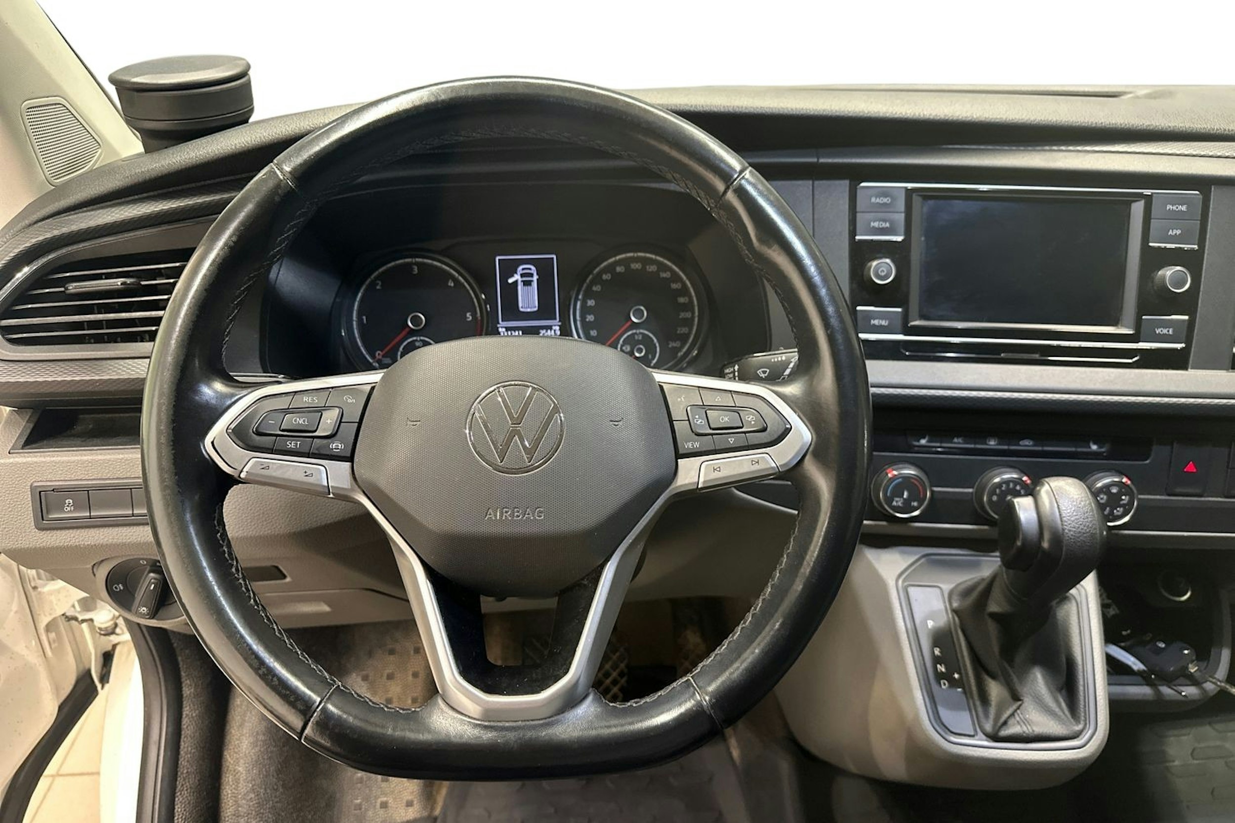 Valkoinen Volkswagen TRANSPORTER 2021 kuva 9.