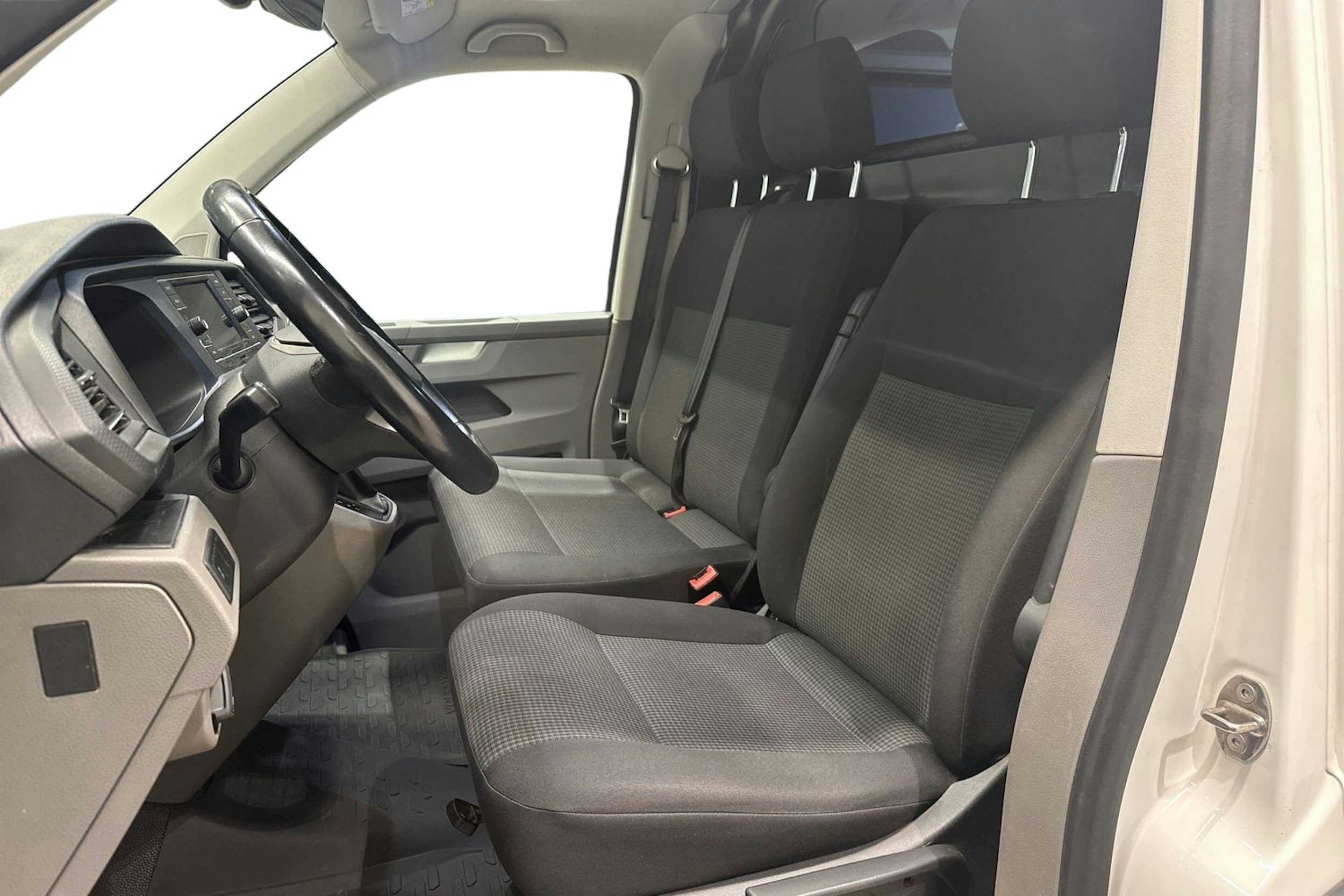 Valkoinen Volkswagen TRANSPORTER 2021 kuva 10.