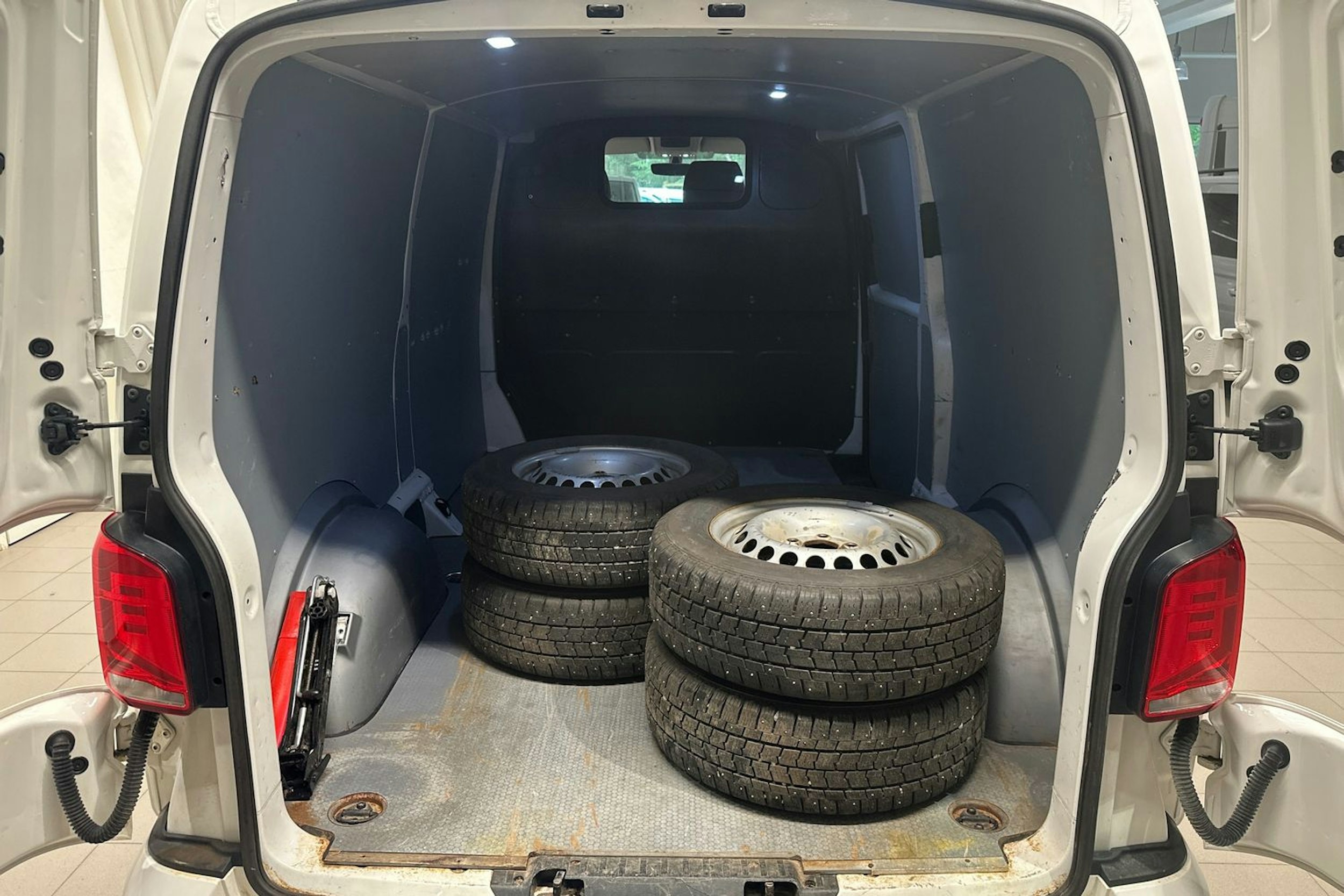 Valkoinen Volkswagen TRANSPORTER 2021 kuva 15.