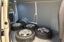 valkoinen Volkswagen Transporter 2021 kuva 10.