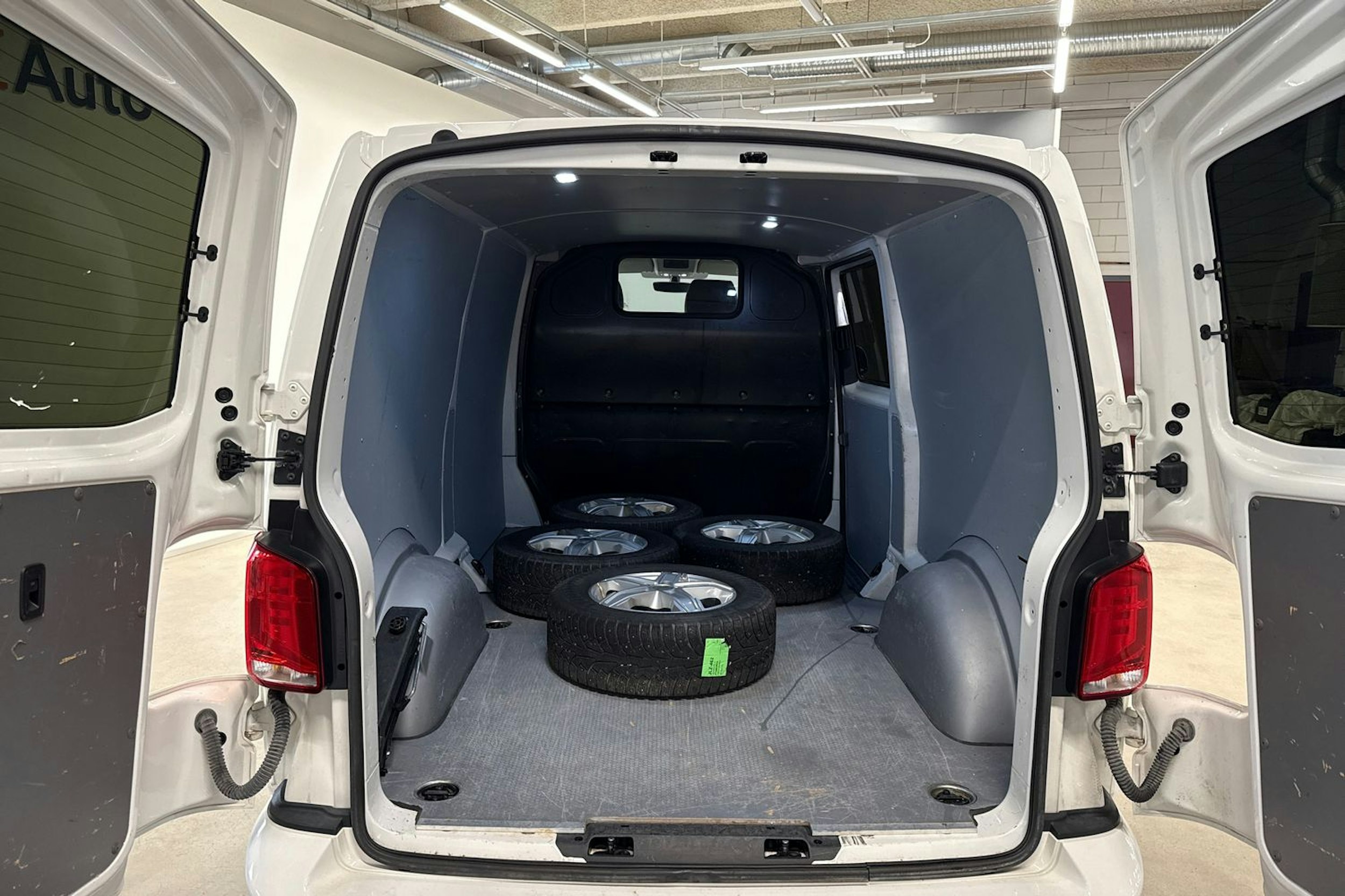 valkoinen Volkswagen Transporter 2021 kuva 11.