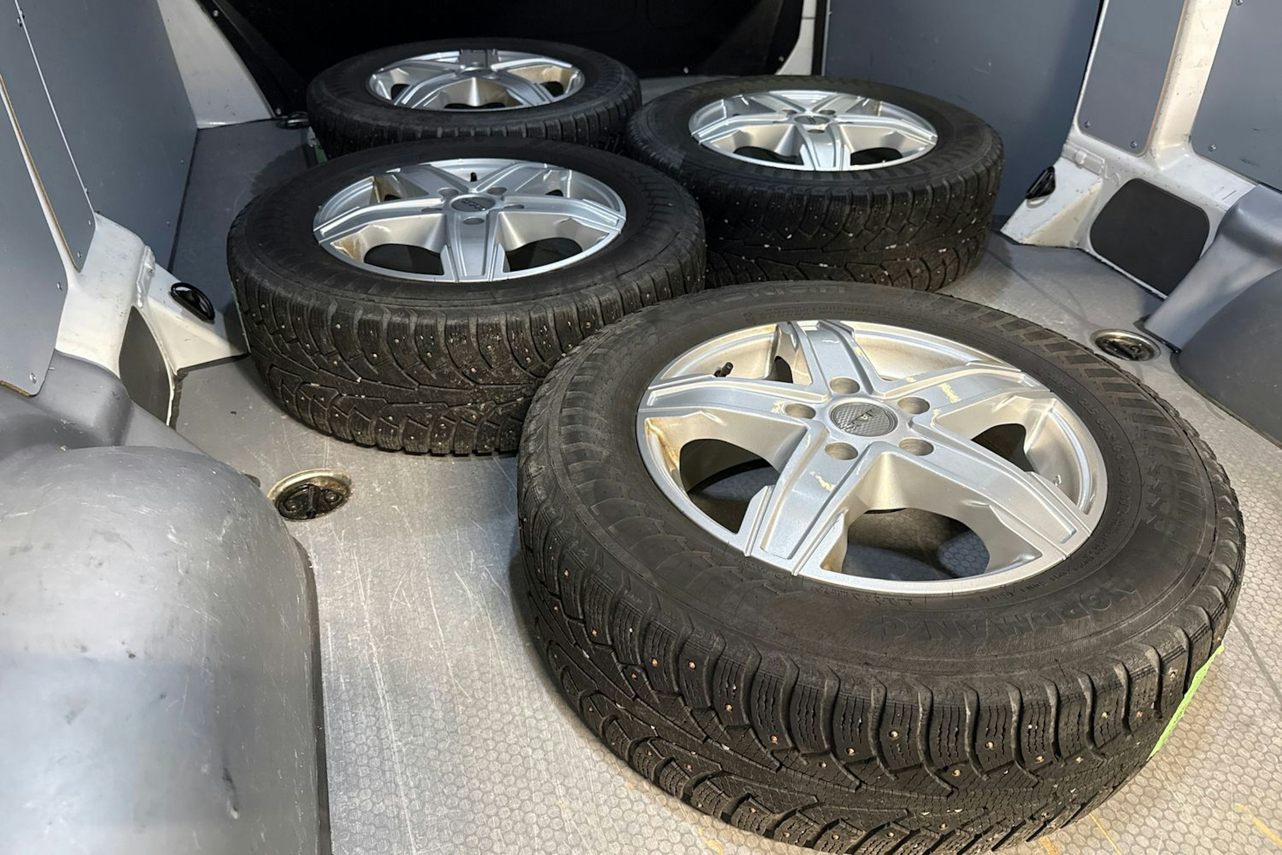 valkoinen Volkswagen Transporter 2021 kuva 12.