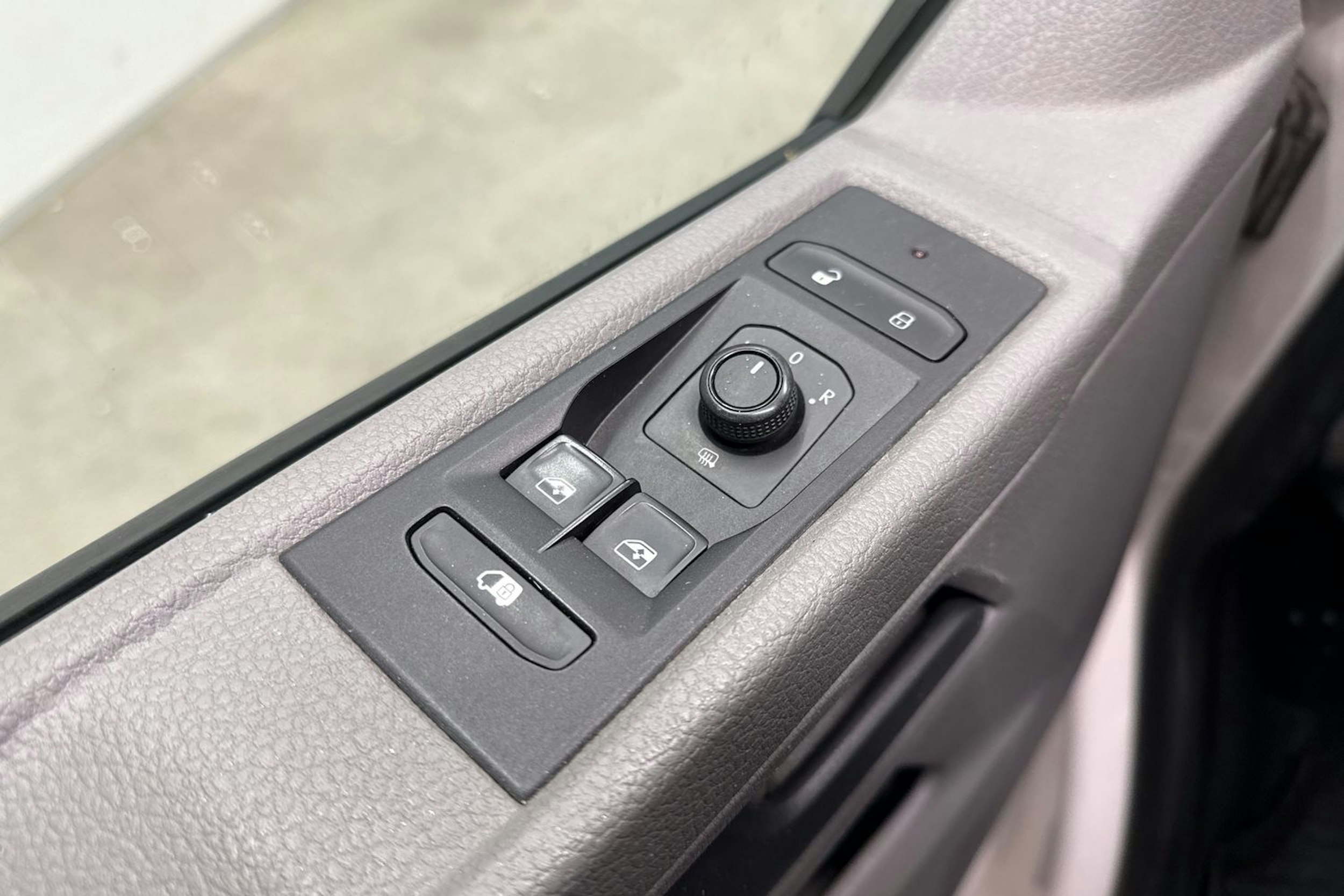 valkoinen Volkswagen Transporter 2021 kuva 15.