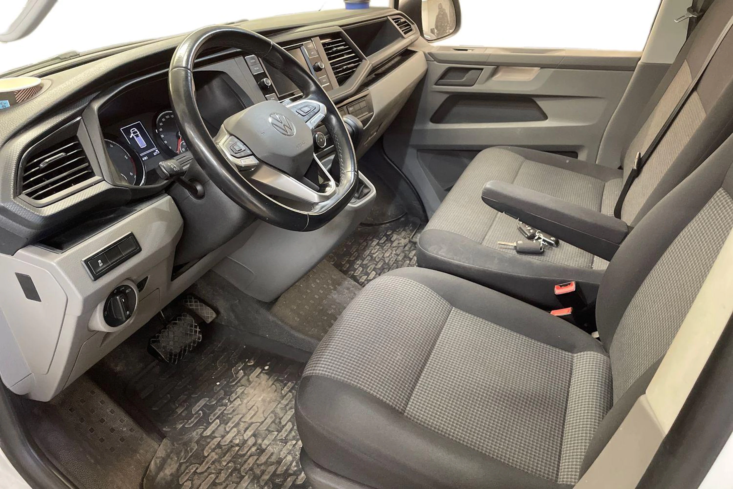 valkoinen Volkswagen Transporter 2021 kuva 3.