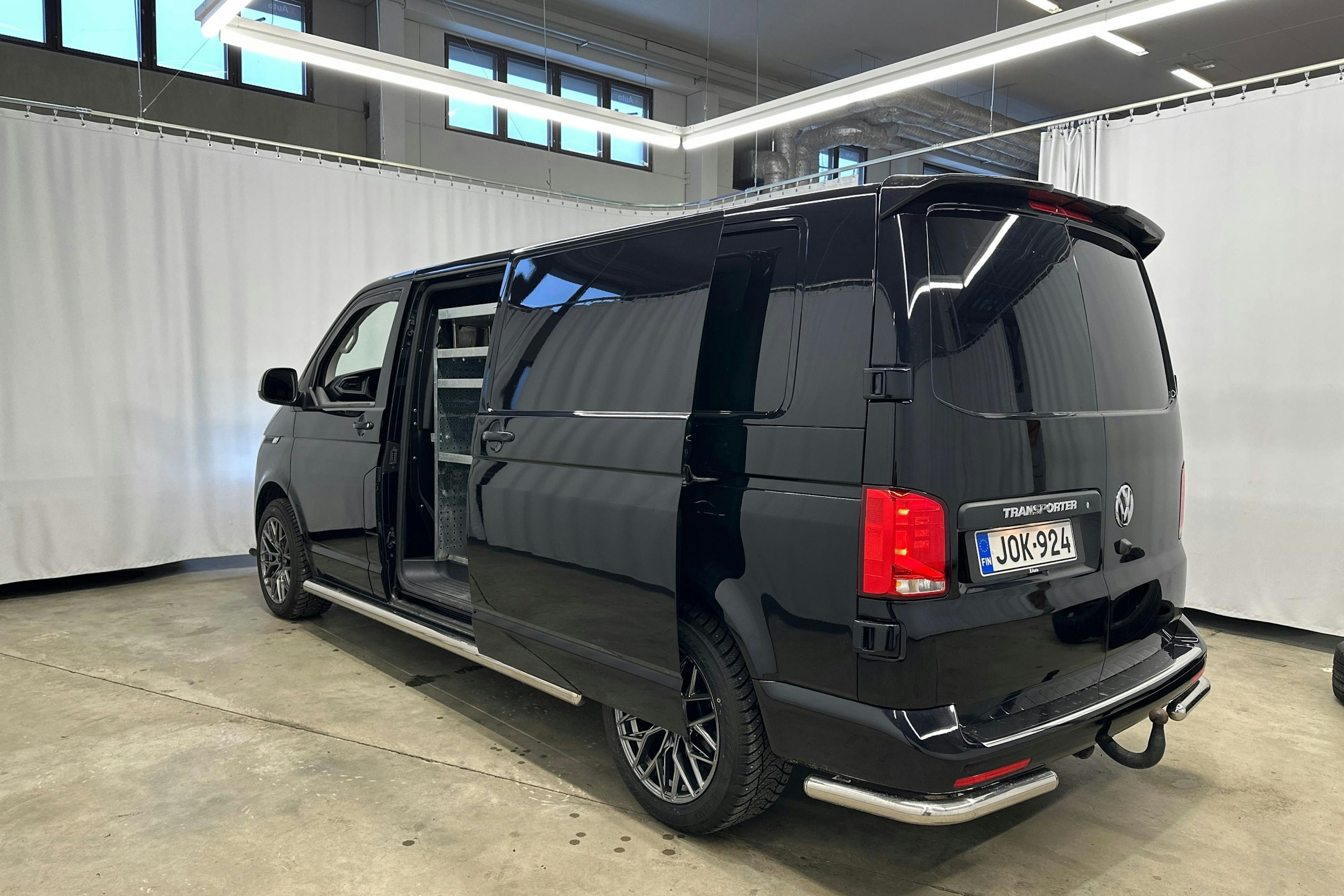 musta Volkswagen Transporter 2021 kuva 6.