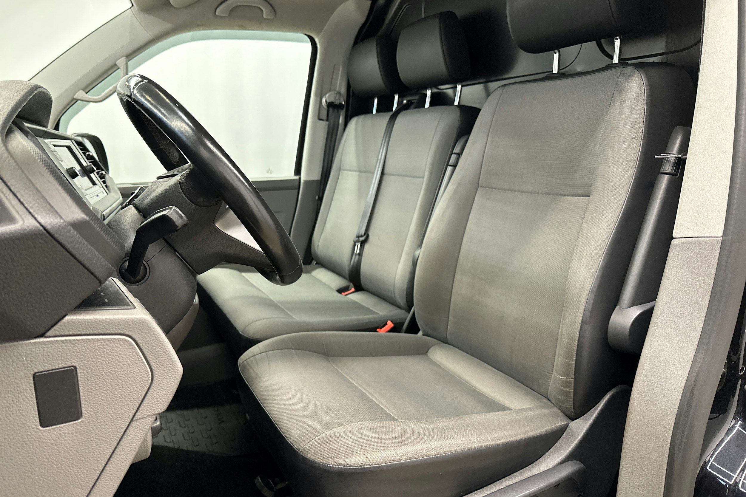 musta Volkswagen Transporter 2021 kuva 10.