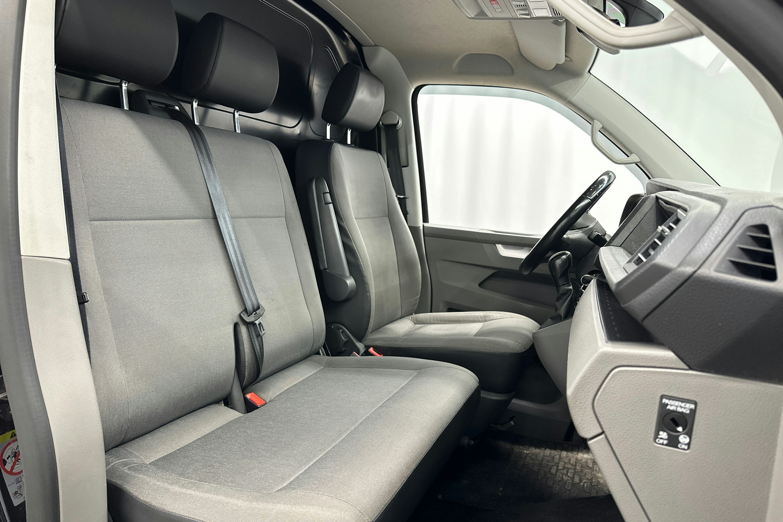 musta Volkswagen Transporter 2021 kuva 11.