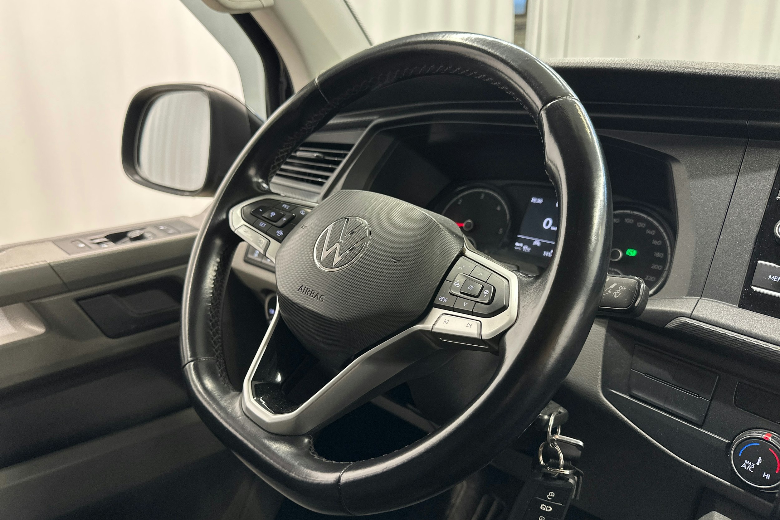 musta Volkswagen Transporter 2021 kuva 12.