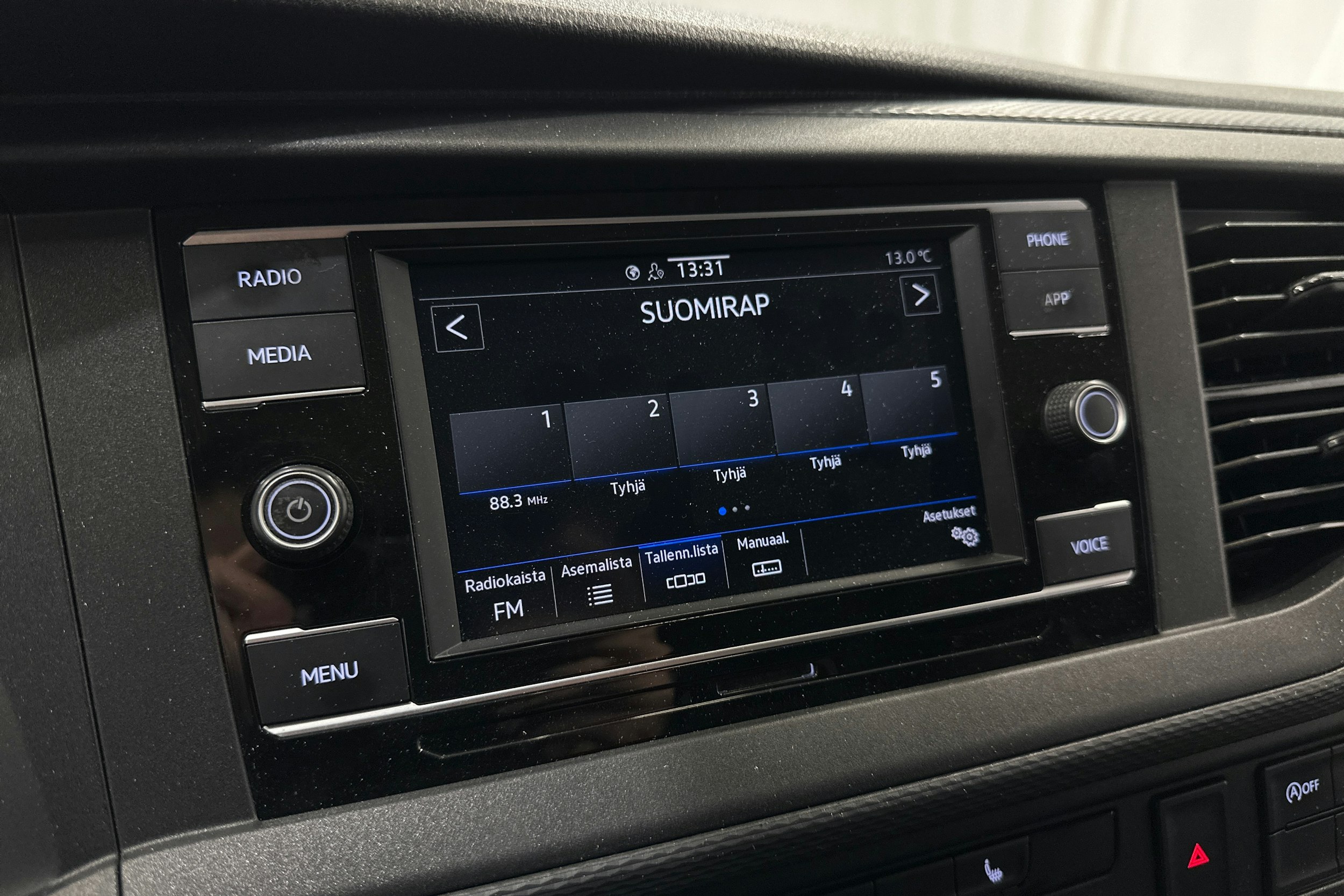 musta Volkswagen Transporter 2021 kuva 15.