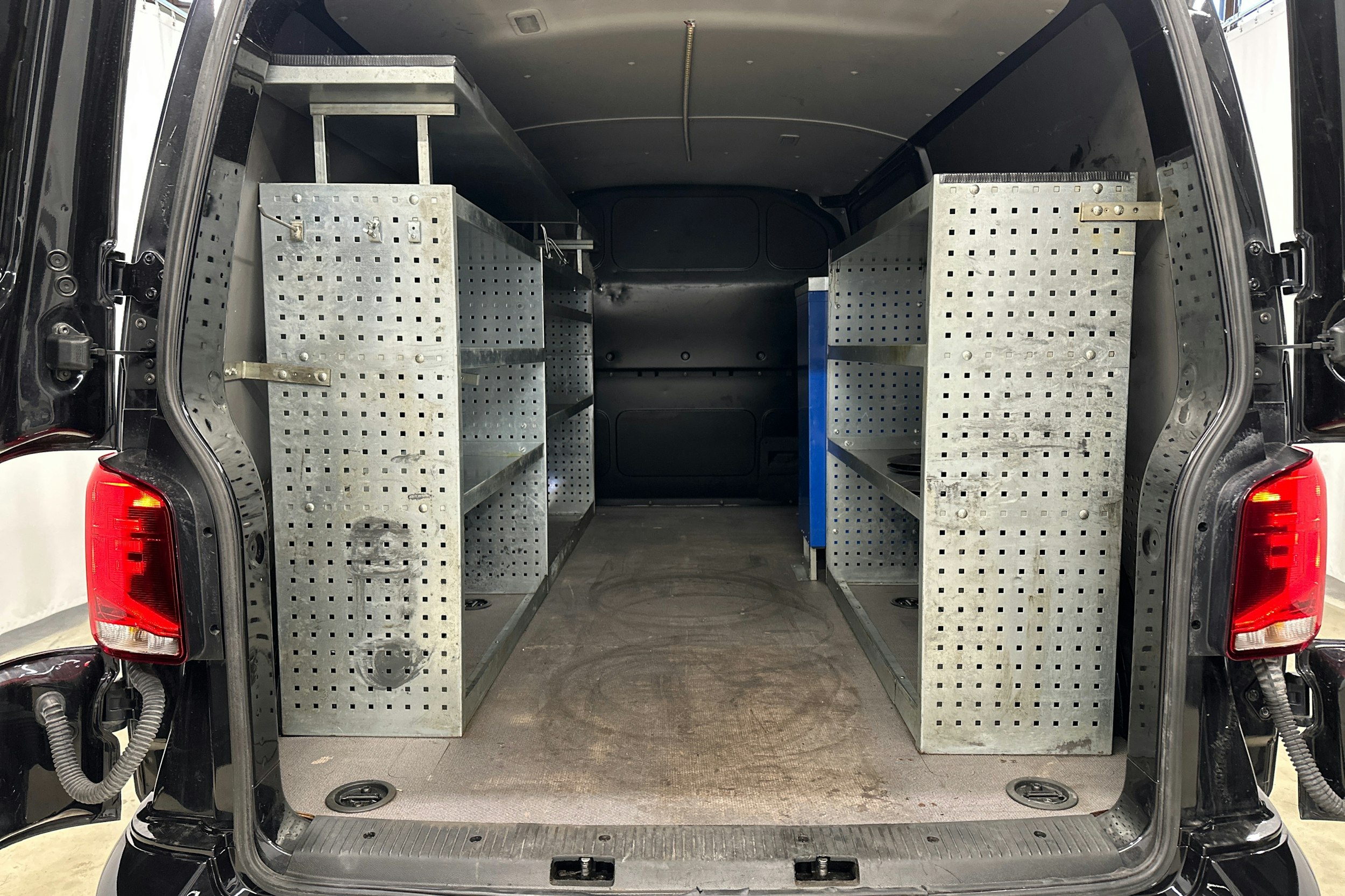 musta Volkswagen Transporter 2021 kuva 19.