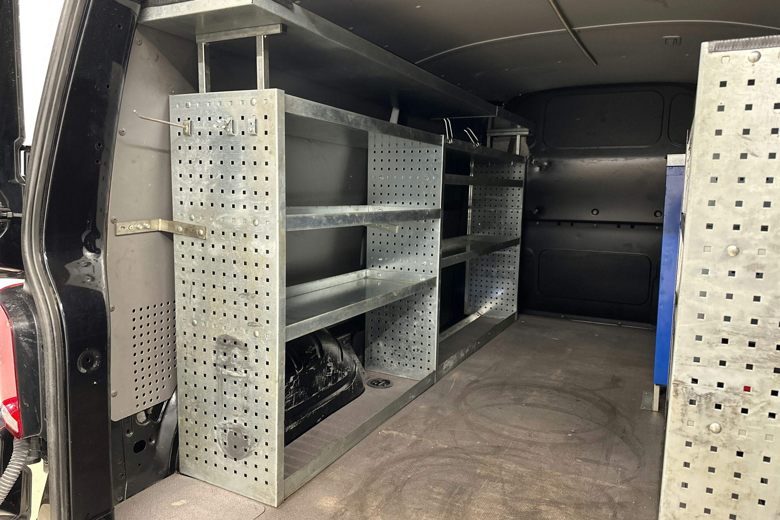 musta Volkswagen Transporter 2021 kuva 20.