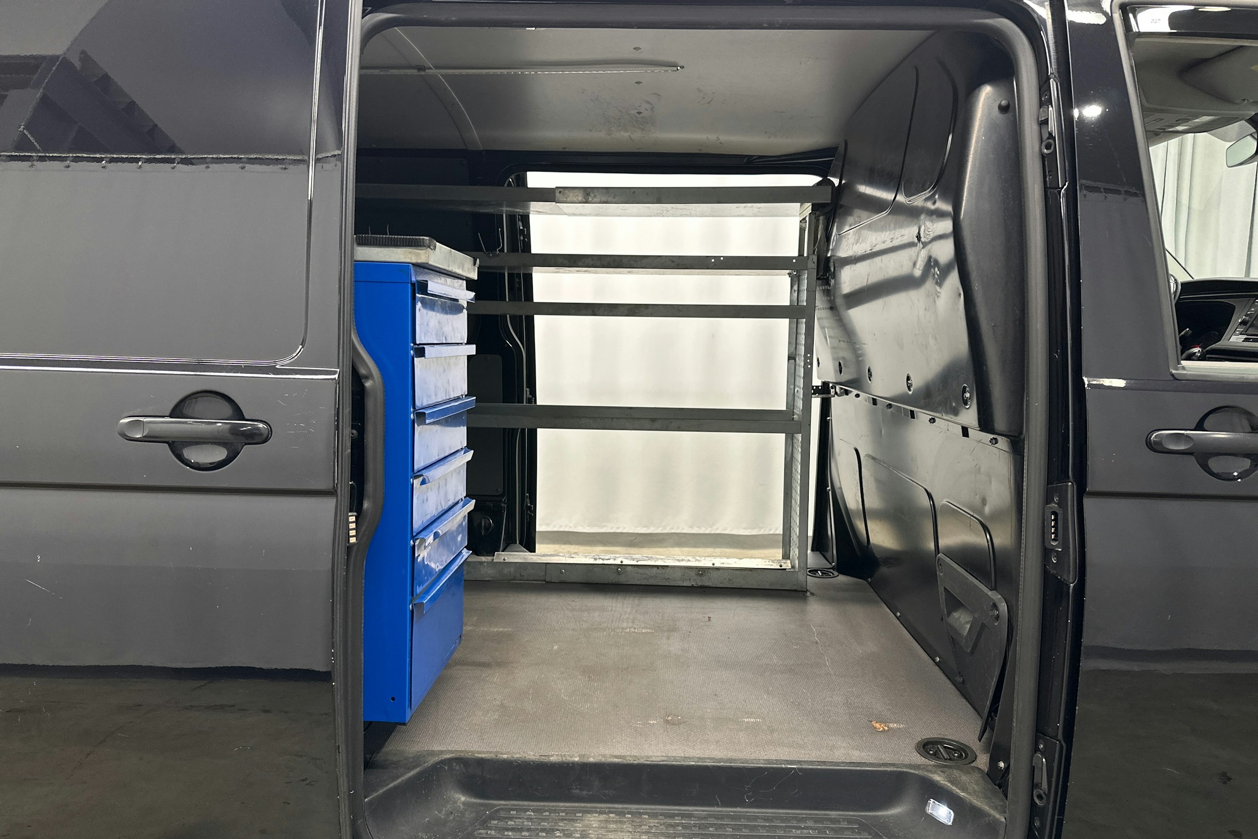 musta Volkswagen Transporter 2021 kuva 22.