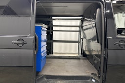 musta Volkswagen Transporter 2021 kuva 22.